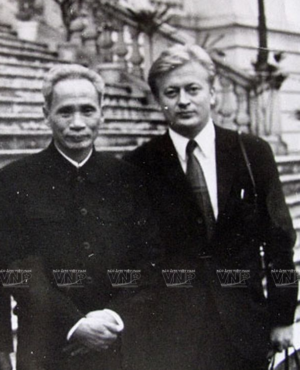 Thủ tướng Việt Nam Dân chủ Cộng hòa Phạm Văn Đồng chụp chung với phóng viên TASS tại Việt Nam Sergey Aphonin (Ảnh: tư liệu của phóng viên Sergey Aphonin)