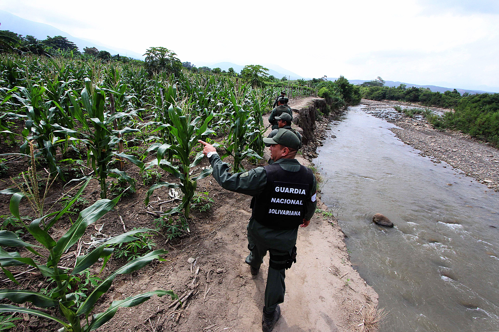 Binh sĩ Venezuelatuần tra tại sông Tachira, khu vực biên giới với Colombia. (Nguồn: AFP/TTXVN)