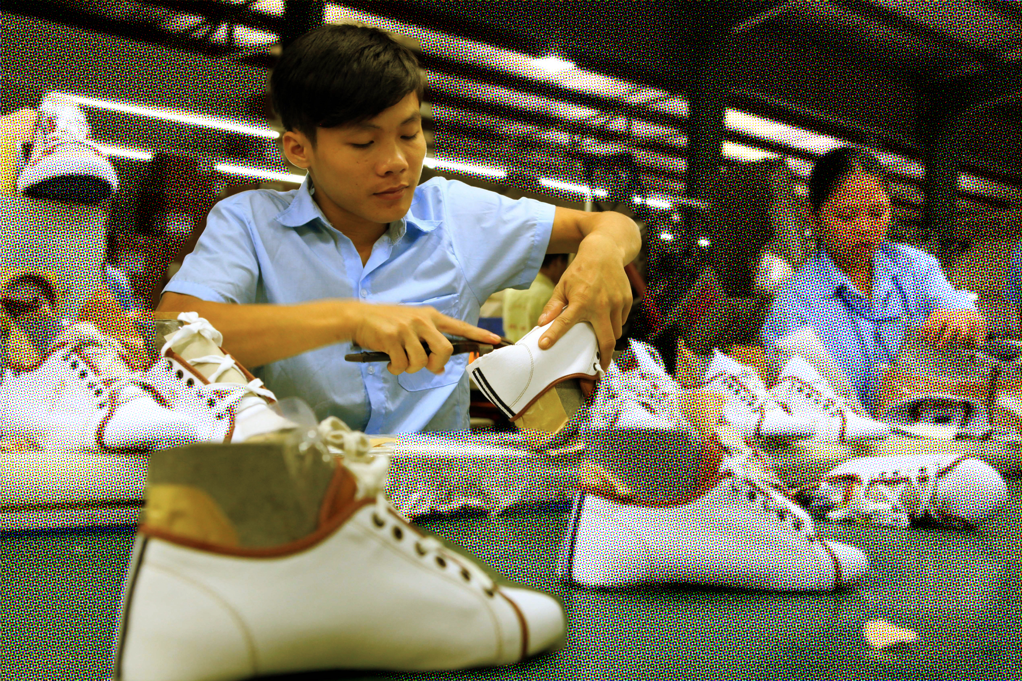 Công nhân sản xuất giày xuất khẩu tại Công ty Giày Thượng Đình, Hà Nội. (Ảnh: Ngọc Hà/ TTXVN)