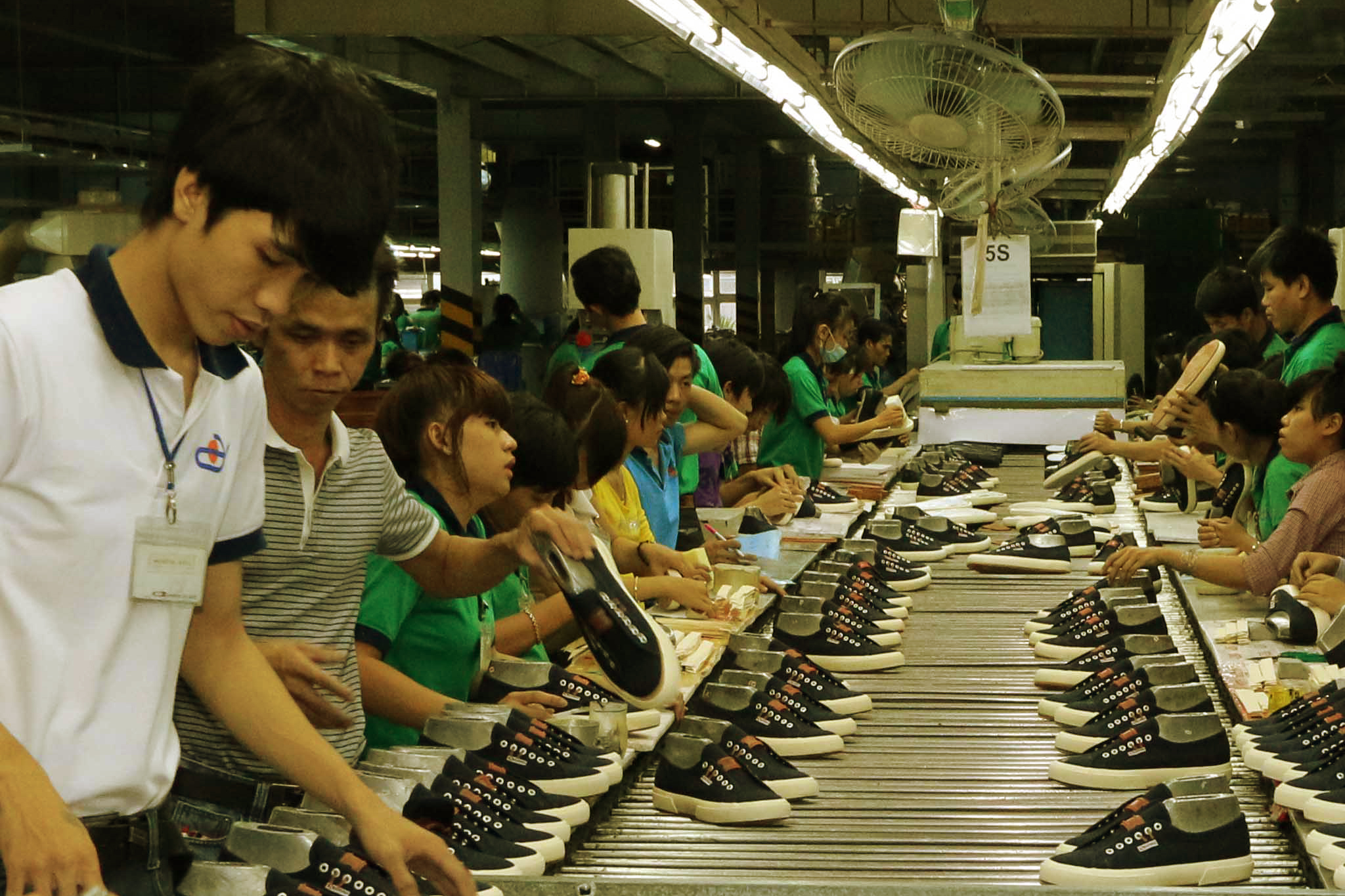 Công nhân sản xuất giày xuất khẩu tại một nhà máy ở Hà Nội. (Nguồn: TTXVN) 