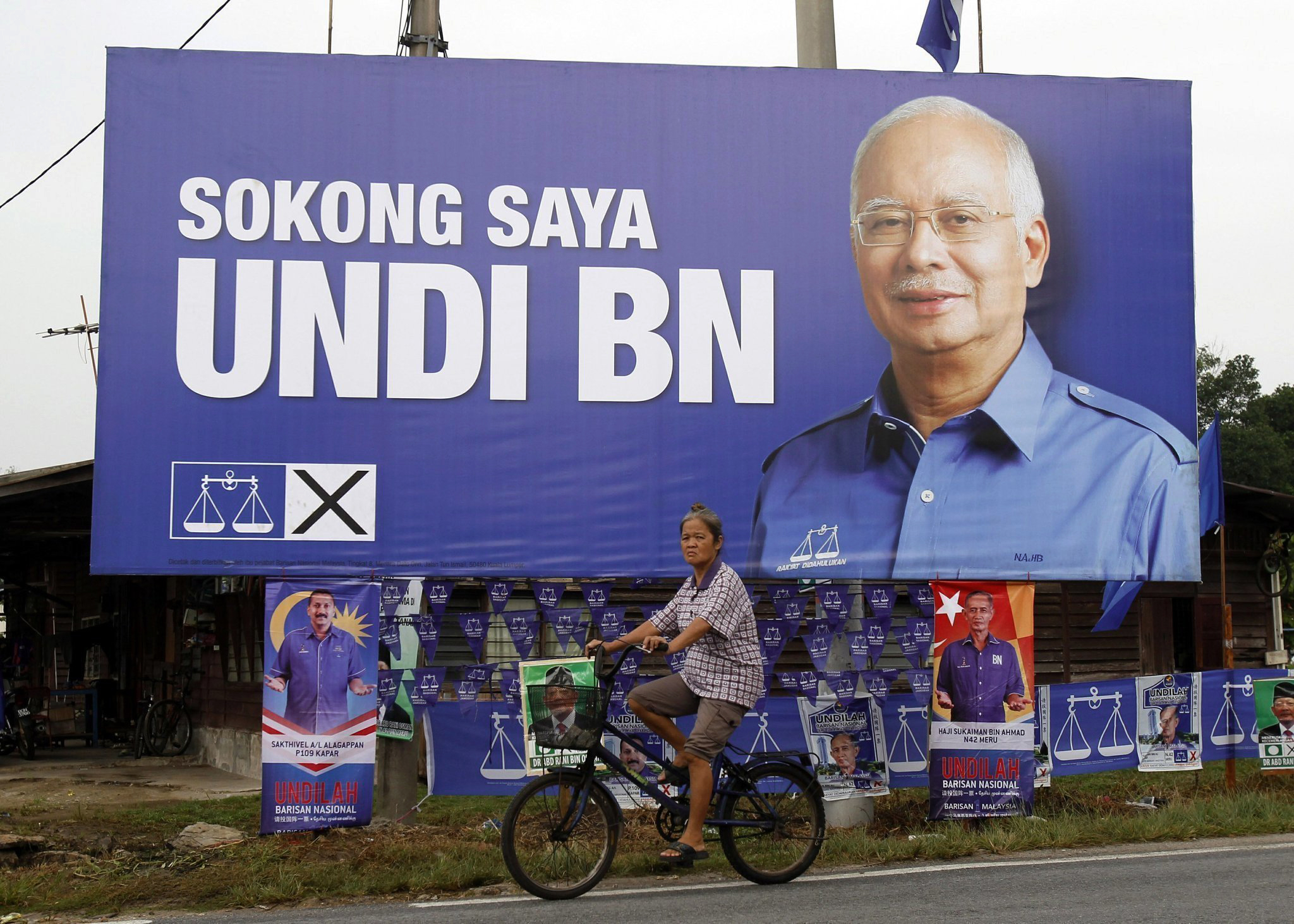 Biển quảng cáo của Liên minh Mặt trận Quốc gia Malaysia với bức chân dung của cựu Thủ tướng Najib Razak. (Nguồn: AP)