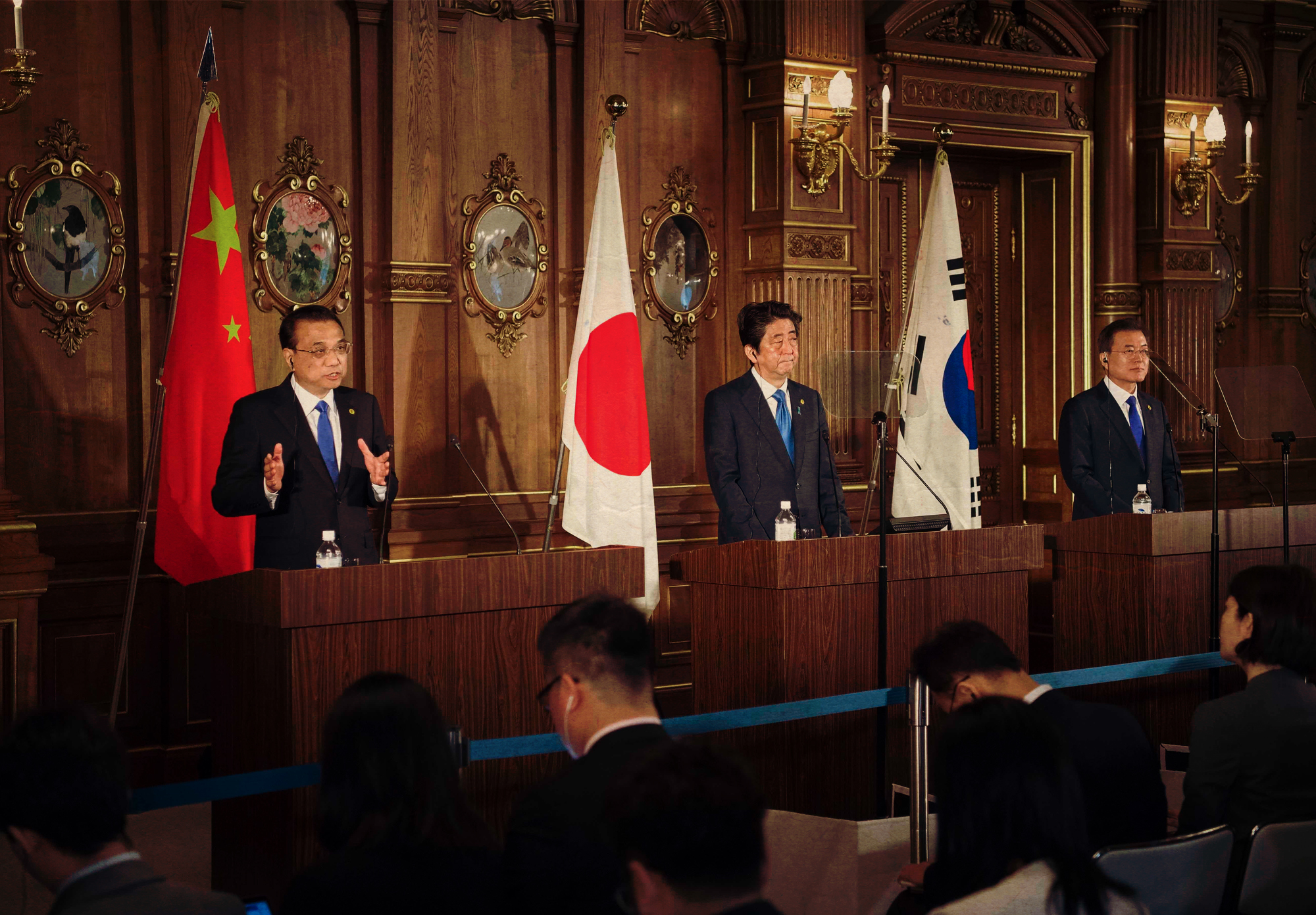 Trong ảnh (từ trái sang): Thủ tướng Trung Quốc Lý Khắc Cường, Tổng thống Hàn Quốc Moon Jae-in và Thủ tướng Nhật Bản Shinzo Abe trong cuộc họp báo chung sau Hội nghị thượng đỉnh Trung-Nhật-Hàn lần thứ 7 ở Tokyo (Nhật Bản) ngày 9/5. (Nguồn: THX/TTXVN)