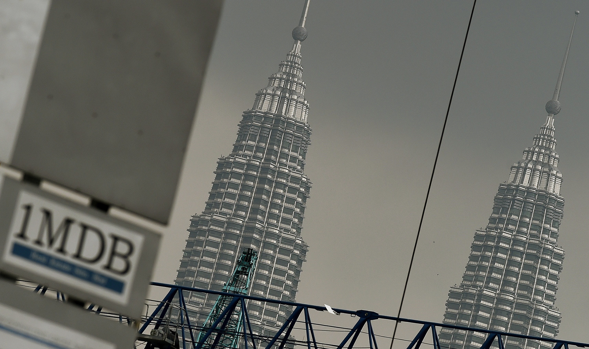 Biểu tượng 1MDB tại Kuala Lumpur, Malaysia. (Nguồn: AFP/TTXVN)