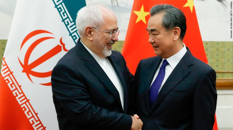 Ngoại trưởng Vương Nghị (phải) và người đồng cấp Iran Javad Zarif (trái) tại cuộc gặp ở Bắc Kinh ngày 13/5. (Nguồn: Getty)