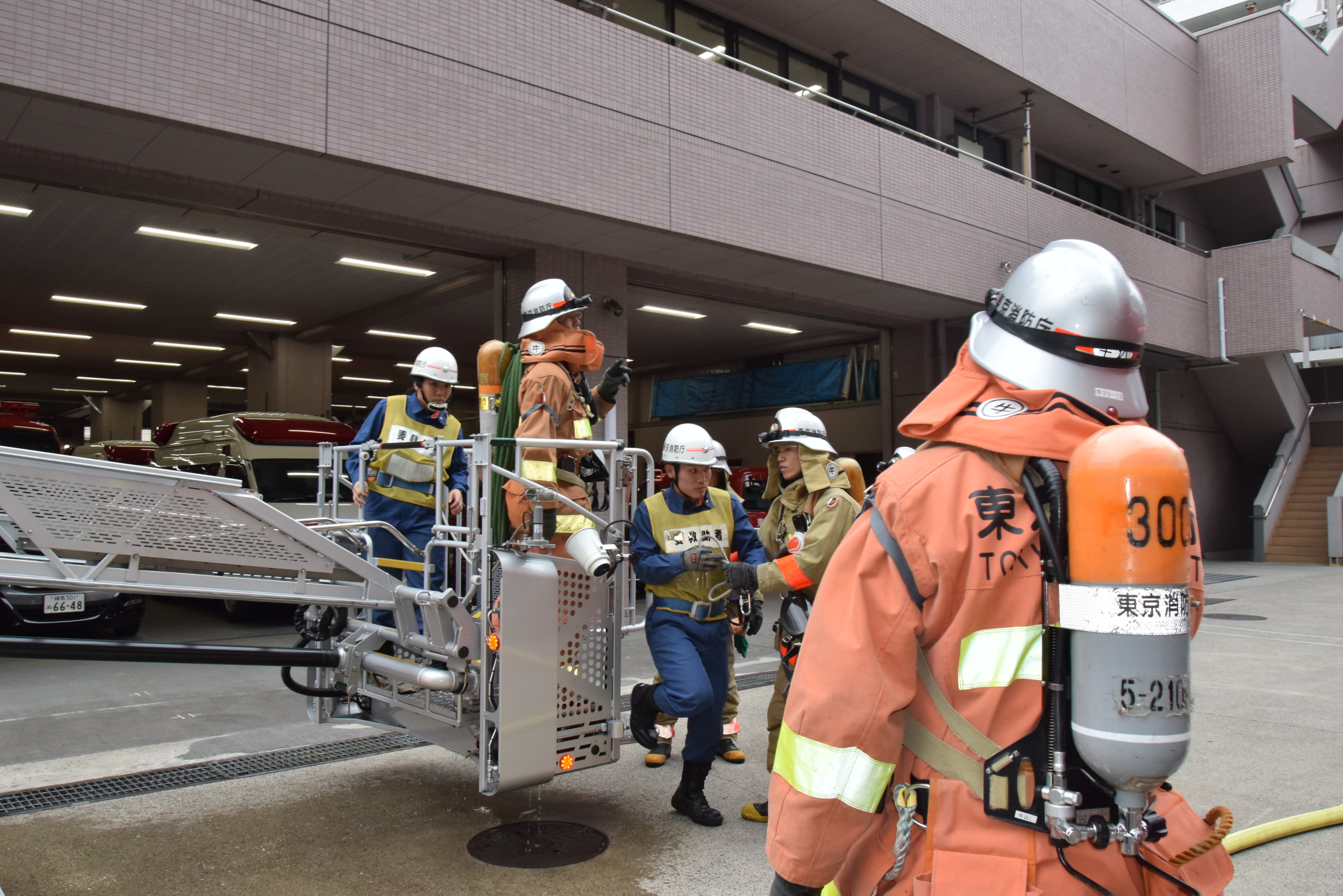 Nhóm tác chiến sử dụng thang cứu hộ đưa nạn nhân thoát an toàn.(Ảnh: Nguyễn Cẩm Tuyến/Vietnam+)