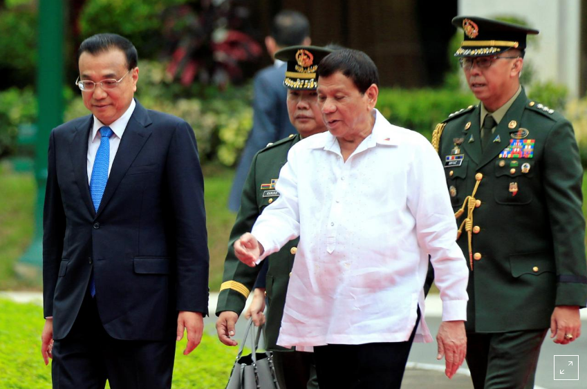 Tổng thống Philippines Rodrigo Duterte và Thủ tướng Trung Quốc Lý Khắc Cường chuyện trò trong chuyến thăm của Thủ tướng Trung Quốc tới Philippines hồi tháng 11/2017. (Nguồn: Reuters) 