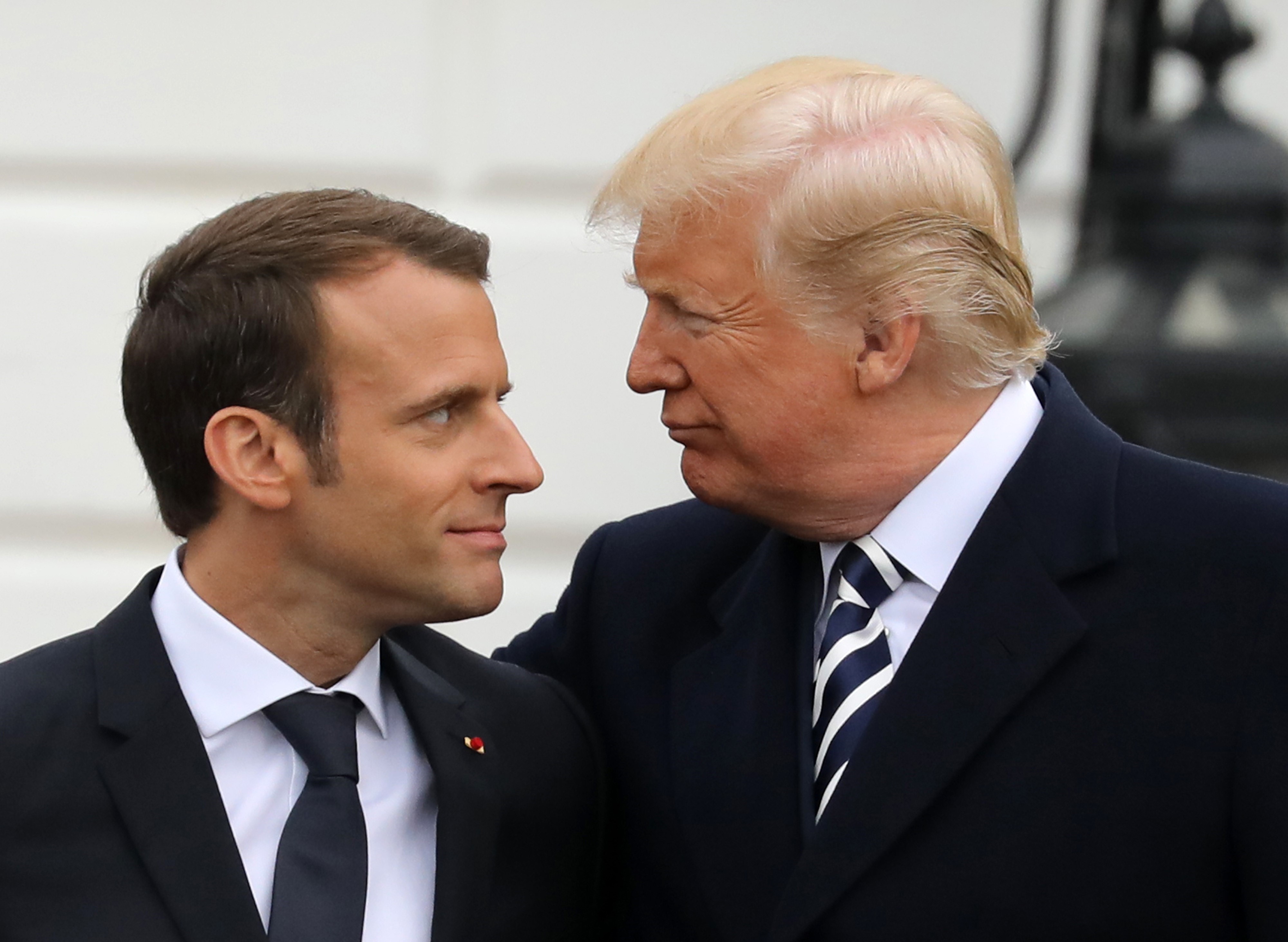 Tổng thống Mỹ Donald Trump (phải) và Tổng thống Pháp Emmanuel Macron trong cuộc gặp tại Washington DC., ngày 24/4. (Nguồn: AFP/TTXVN)
