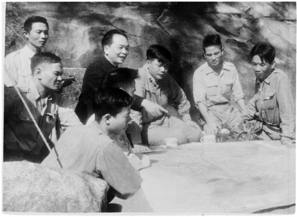 Bộ chỉ huy chiến dịch Điện Biên Phủ dưới sự chỉ đạo trực tiếp của Đại tướng Võ Nguyên Giáp bàn kế hoạch tác chiến. (Ảnh tư liệu TTXVN)