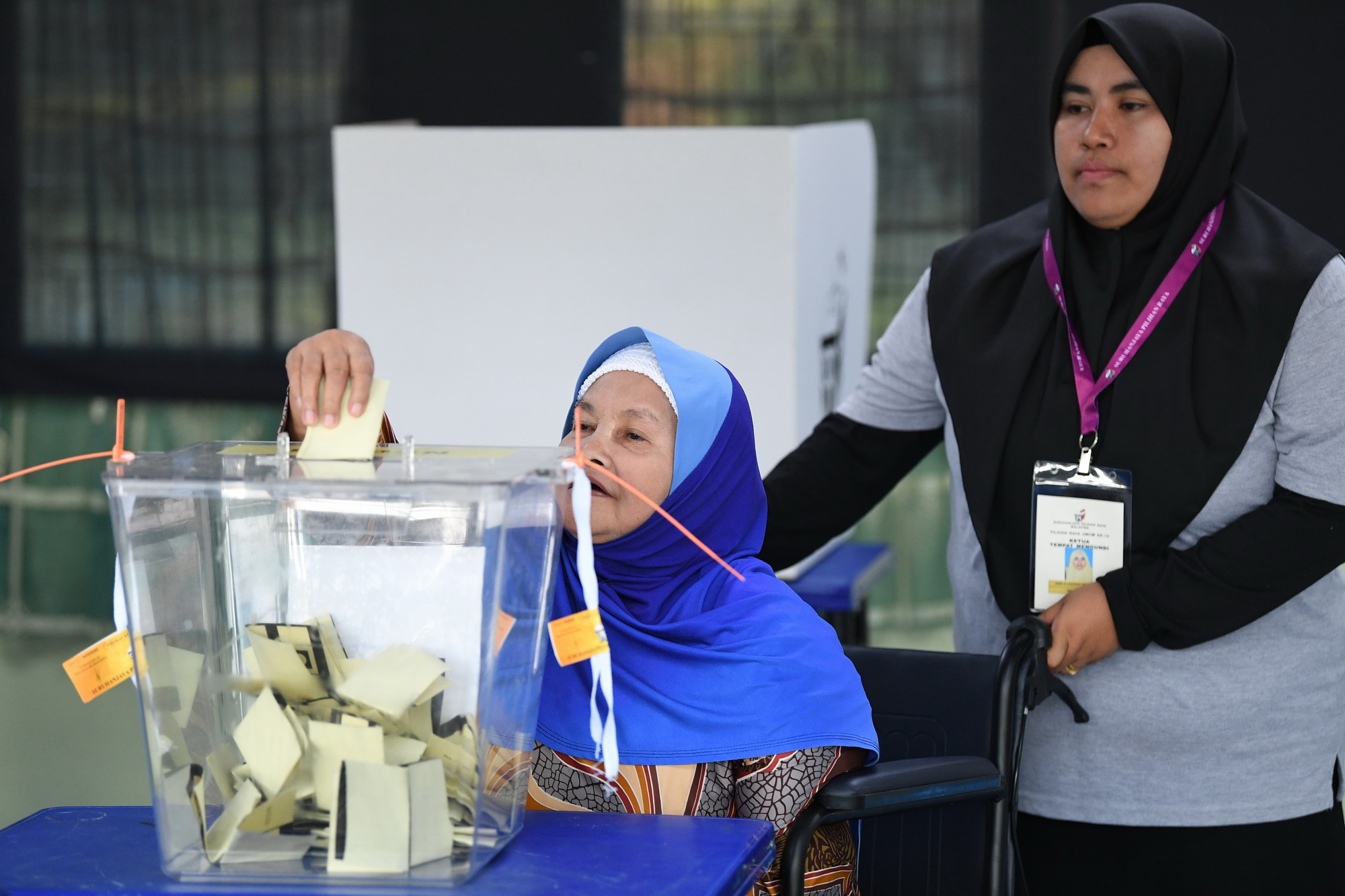 Cử tri Malaysia bỏ phiếu tại một điểm bầu cử ở Pekan ngày 9/5. (Nguồn: AFP/TTXVN)