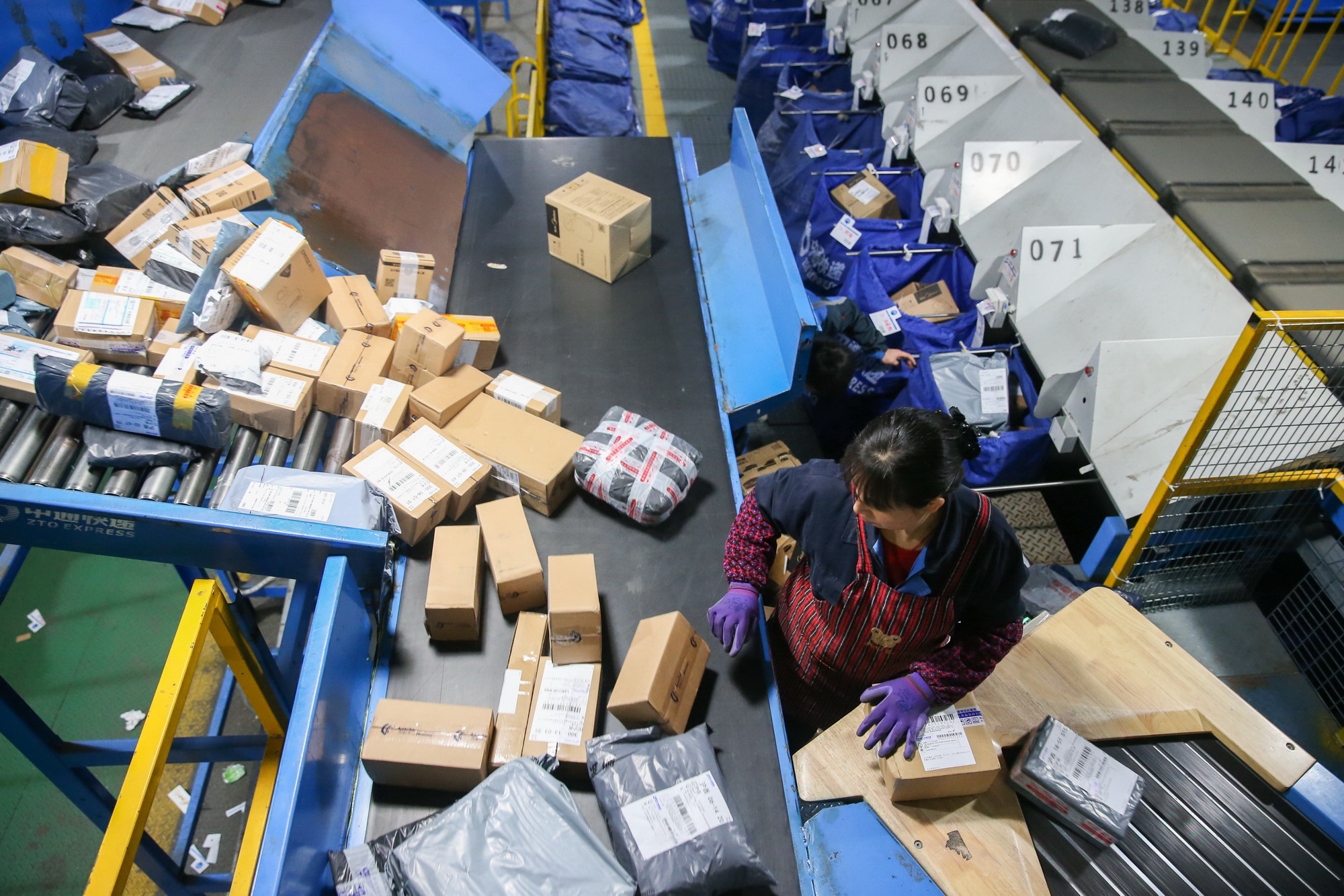 Nhân viên của Alibaba đóng gói hàng hóa trong ngày mua sắm khuyến mại trực tuyến. (Nguồn: THX/TTXVN)