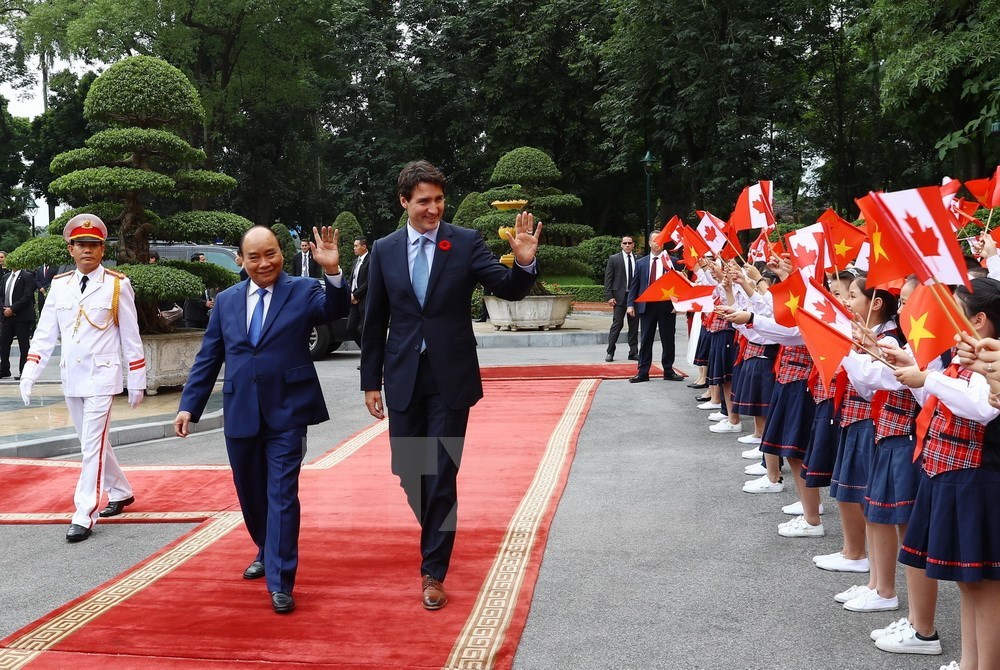 Le Premier ministre Nguyên Xuân Phuc (gauche) et son homologue canadien Justin Trudeau à la cérémonie d’accueil à Hanoï.