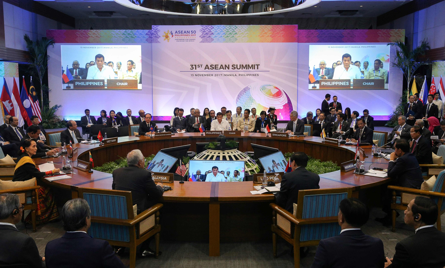 Le 31e Sommet de  l’ASEAN qui a eu lieu dans la capitale philippine Manille,s'est concentré au maintien de la paix, de la stabilité et à l'intensification de la coopération régionale. Photo: AFP/VNA