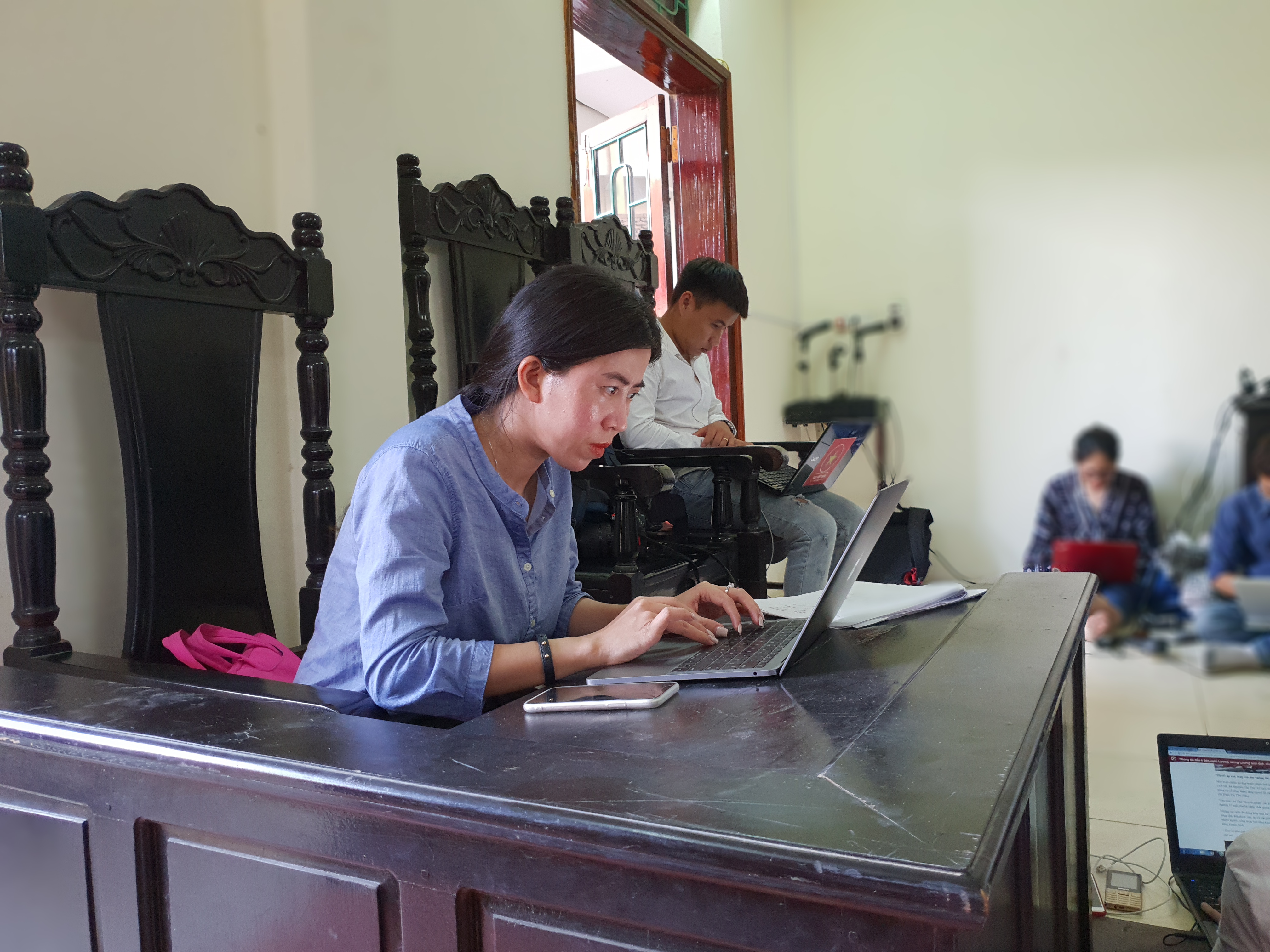 Nhà báo liên liên trong khi tác nghiệp đưa tin tại hòa bình. (ảnh: t. G/vietnam+)