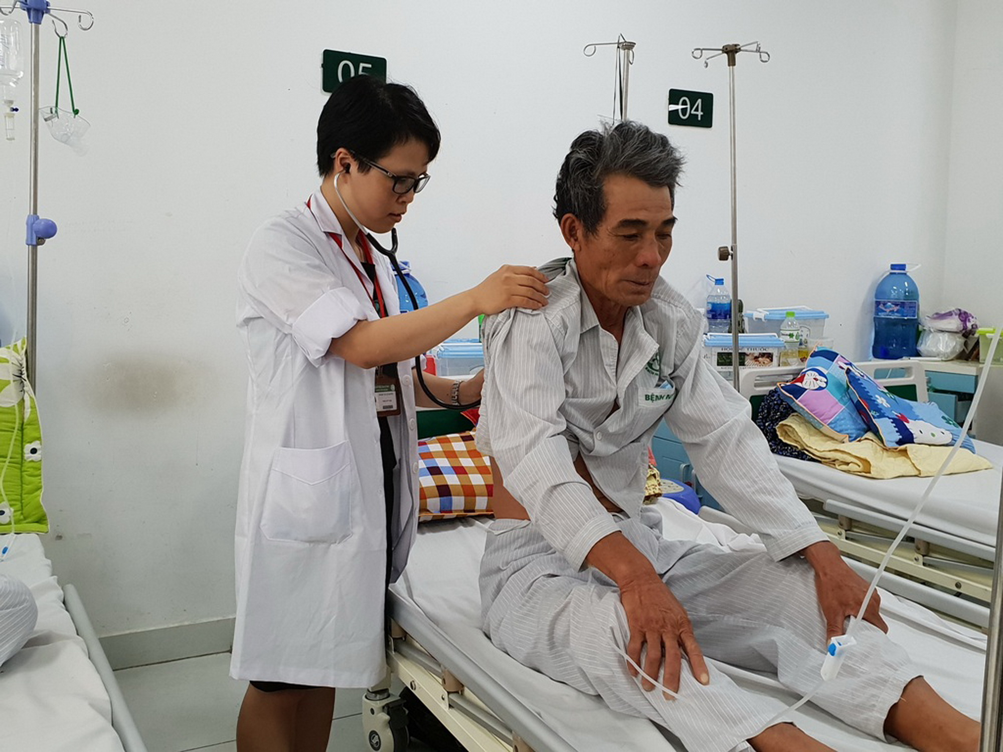 Bệnh nhân Lê Hồng Khanh cương quyết bỏ thuốc sau khi nhập viện. (Ảnh: Thùy Giang/Vietnam+)