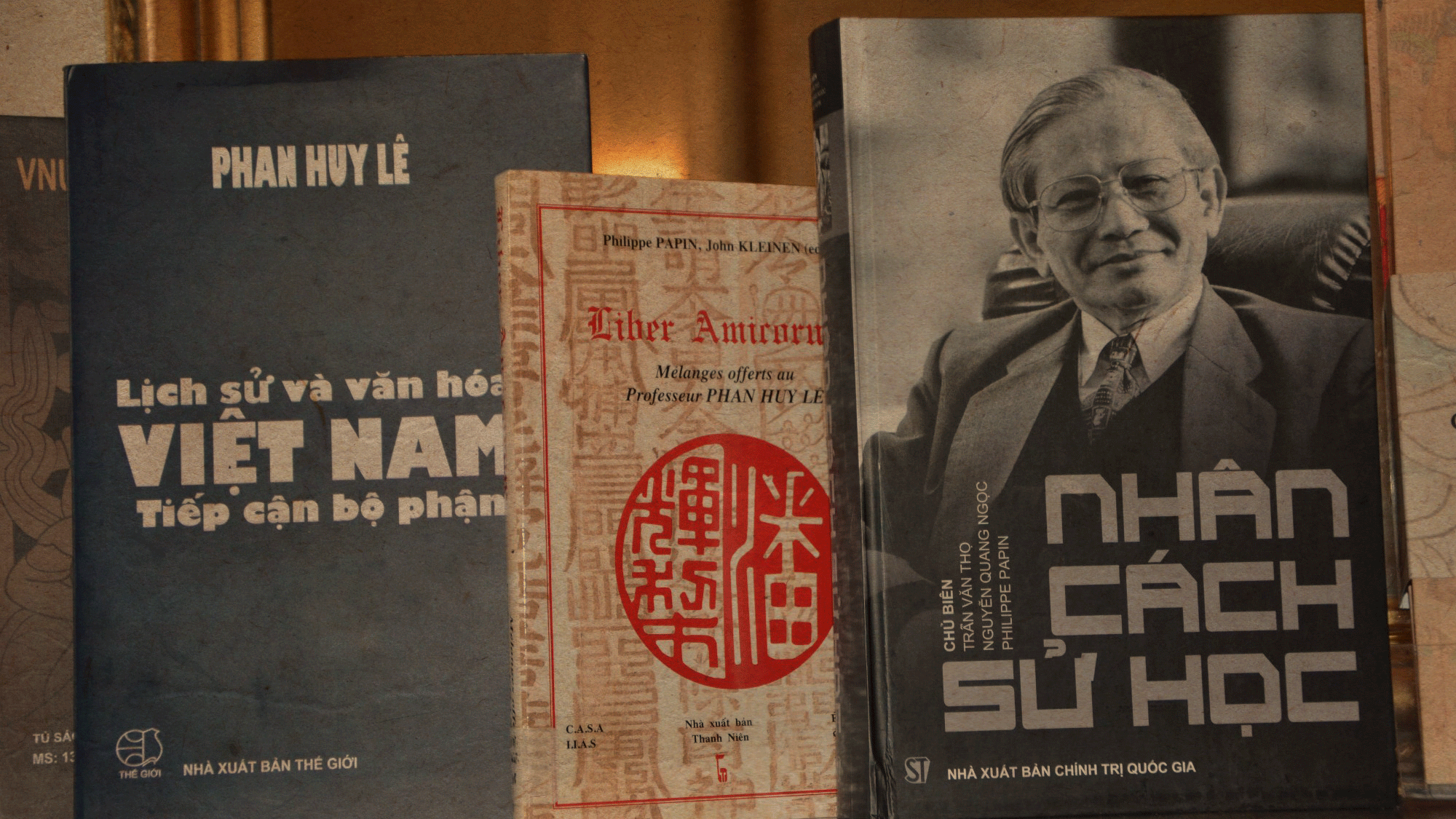 Đã có nhiều tác phẩm viết về giáo sư Phan Huy Lê. (Ảnh: Bích Hà/TTXVN)