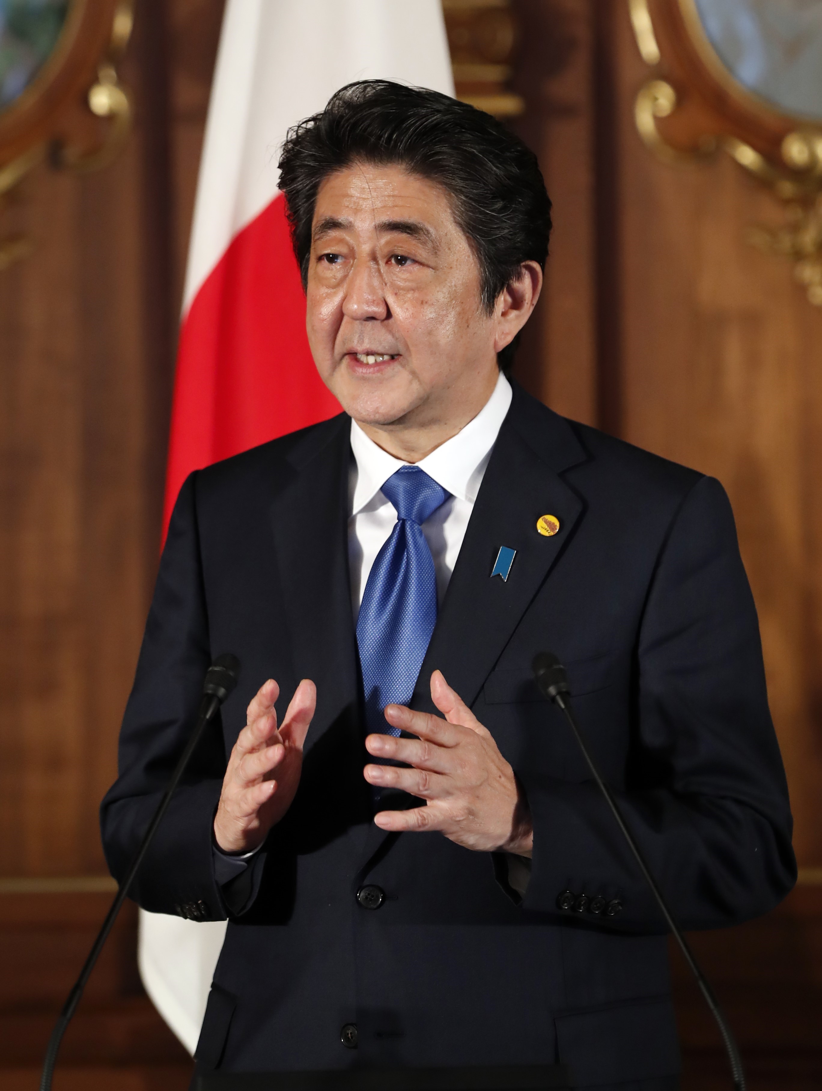 Tỷ lệ ủng hộ nội các của Thủ tướng Nhật Bản Shinzo Abe (trong ảnh) trong một tháng qua đã tăng 1,9%, lên 38,9% bất chấp vụ bê bối mua bán đất công gây tổn hại uy tín chính phủ và cá nhân ông Abe trong thời gian gần đây vẫn chưa ngã ngũ.(Nguồn: AFP/TTXVN) 
