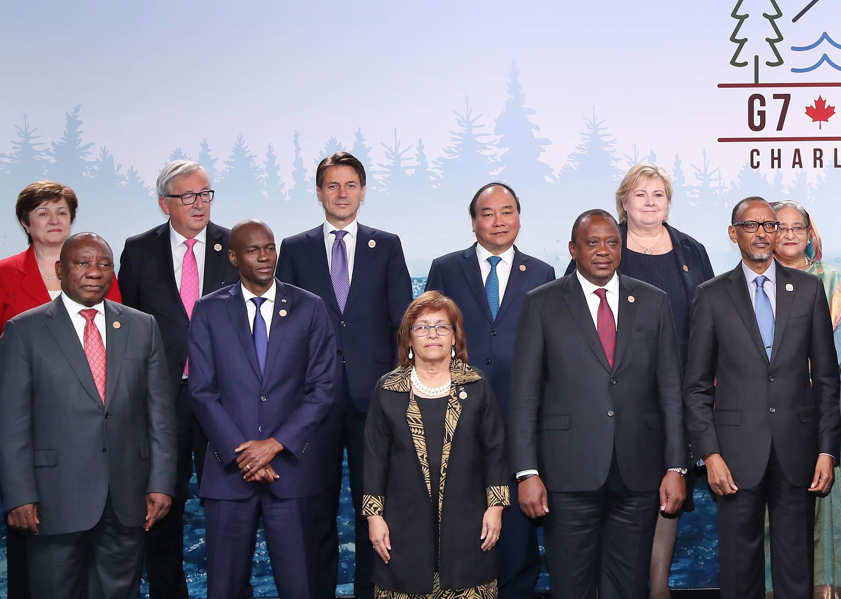 Nguyen Xuan Phuc (3e à droite, 2e rang) et d'autres dirigeants participant au Sommet du G7 élargi