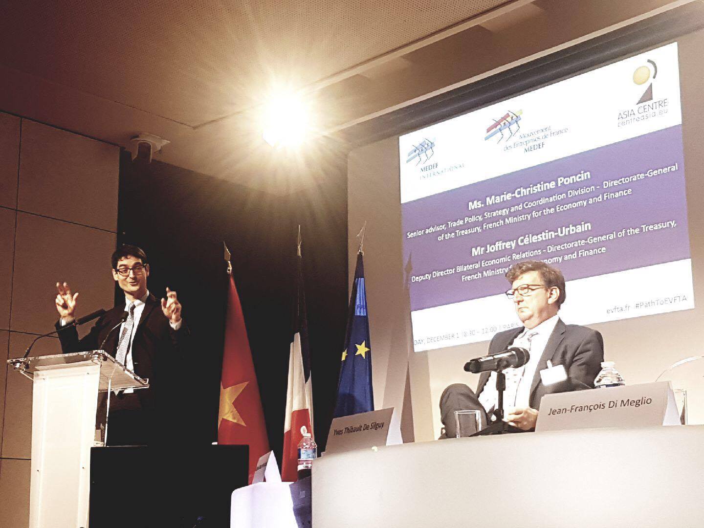Joffrey Célestin-Urbain prononce son discours  enthousiaste sur l’avenir prometteur des entreprises tant vietnamiennes  que françaises après l’EVFTA, lors d’un colloque en décembre dernier à Asia Center à Paris.Photo: Asia Center