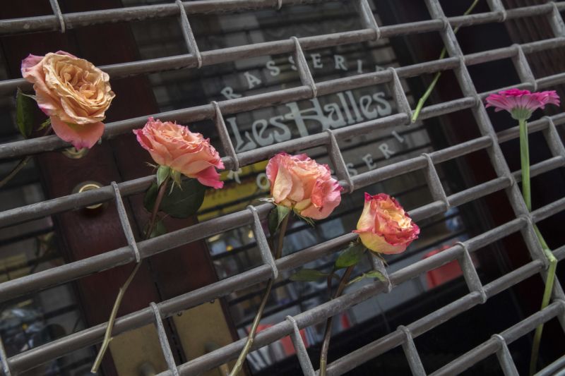 Hàng triệu đóa hóa hồng đã được người hâm mộ gửi đến Bourdain (Nguồn: AP)