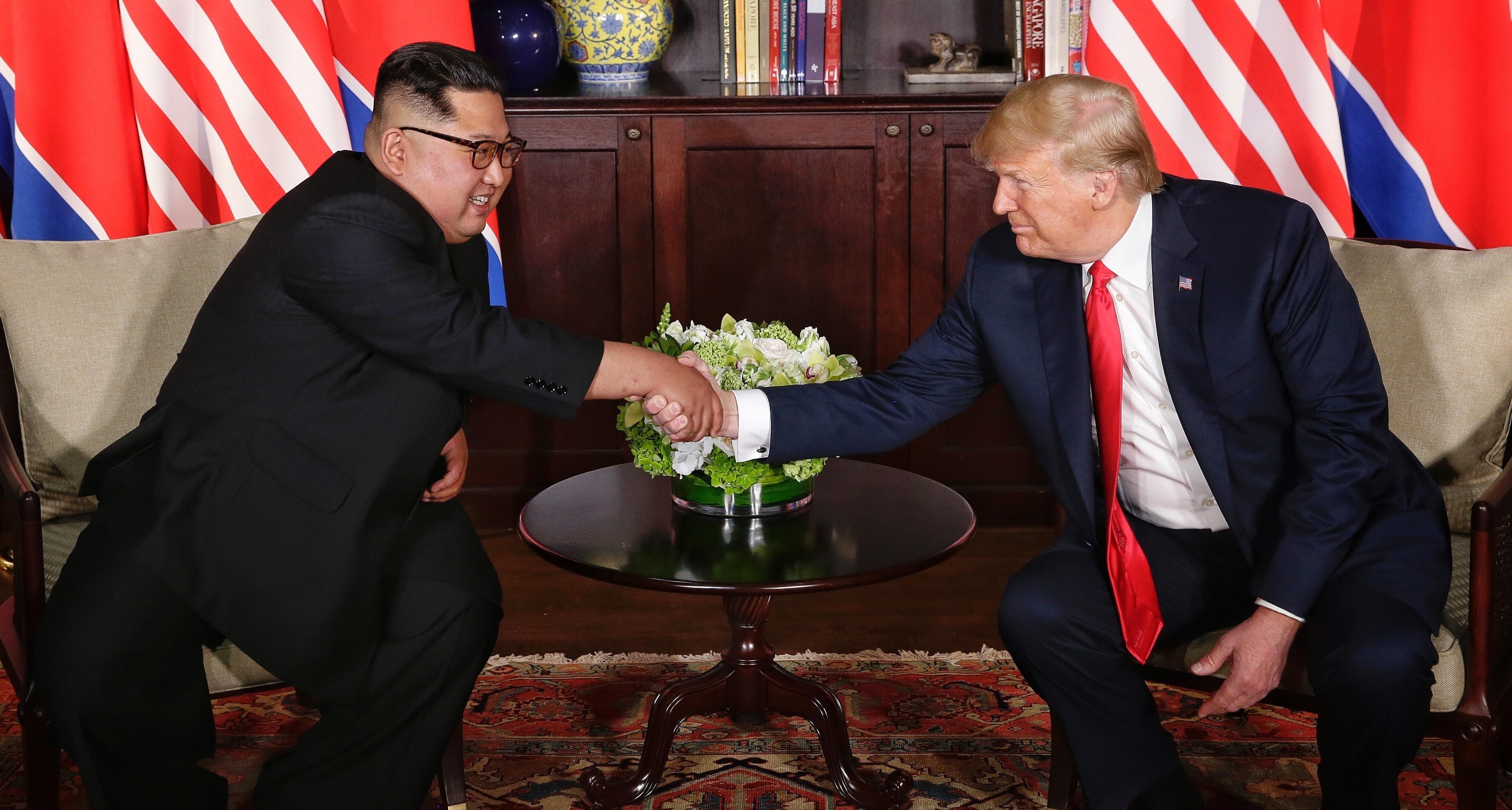 Tổng thống Mỹ Donald Trump (phải) và nhà lãnh đạo Triều Tiên Kim Jong-un tại cuộc gặp ở Singapore ngày 12/6.(Nguồn: THX/TTXVN)                         
