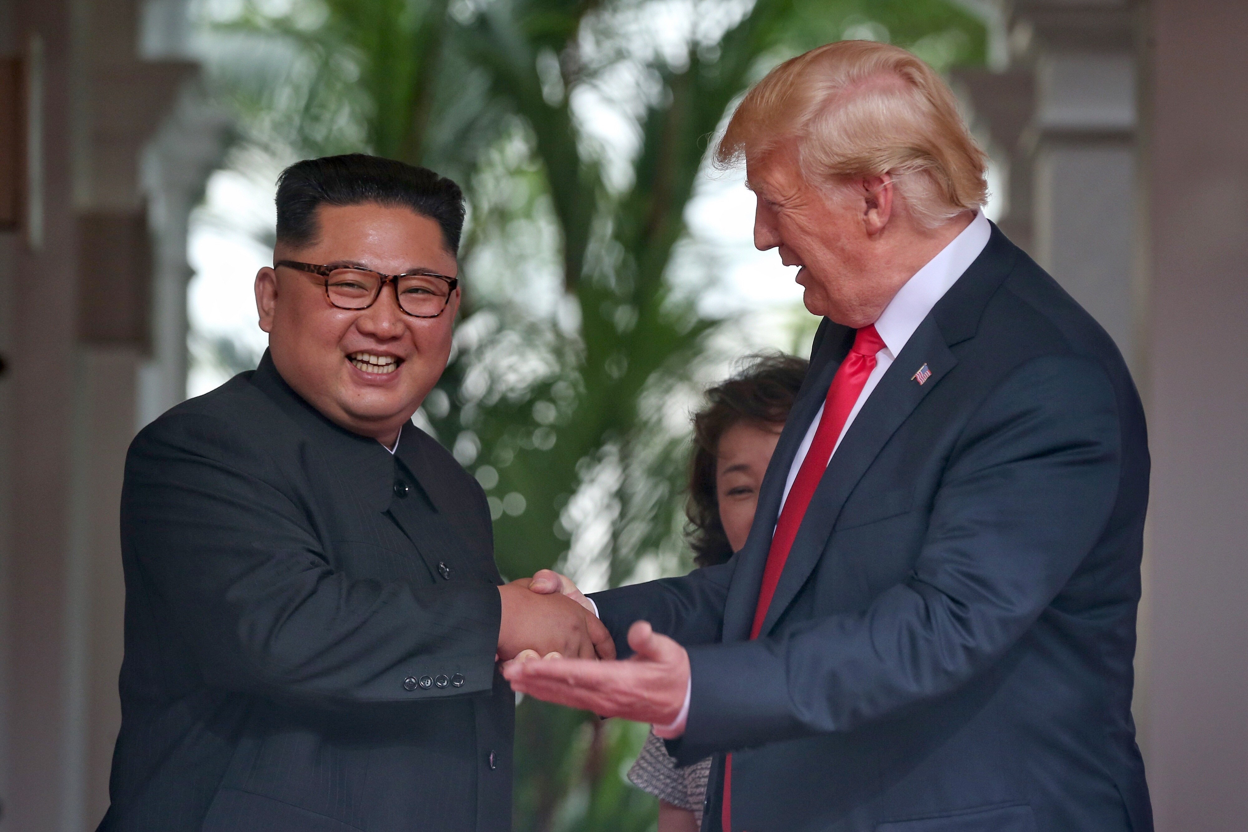 Tổng thống Mỹ Donald Trump (phải) và nhà lãnh đạo Triều Tiên Kim  Jong-un (trái) trong cuộc gặp tại Singapore ngày 12/6. (Nguồn: EPA/TTXVN)                         