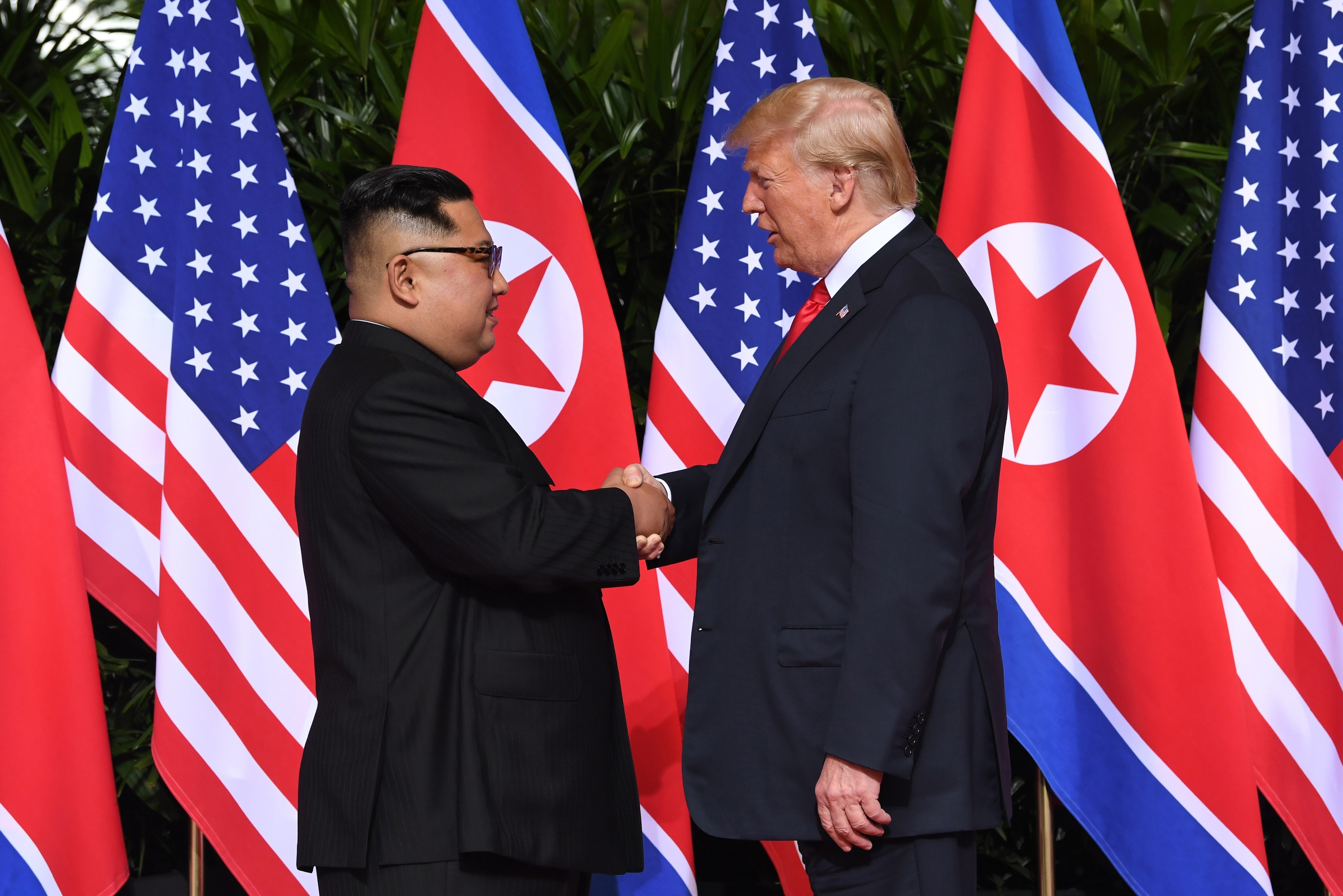 Tổng thống Mỹ Donald Trump (phải) bắt tay nhà lãnh đạo Triều Tiên Kim Jong-un  tại Hội nghị thượng đỉnh Mỹ-Triều ở Singapore ngày 12/6. (Nguồn: AFP/TTXVN)                      