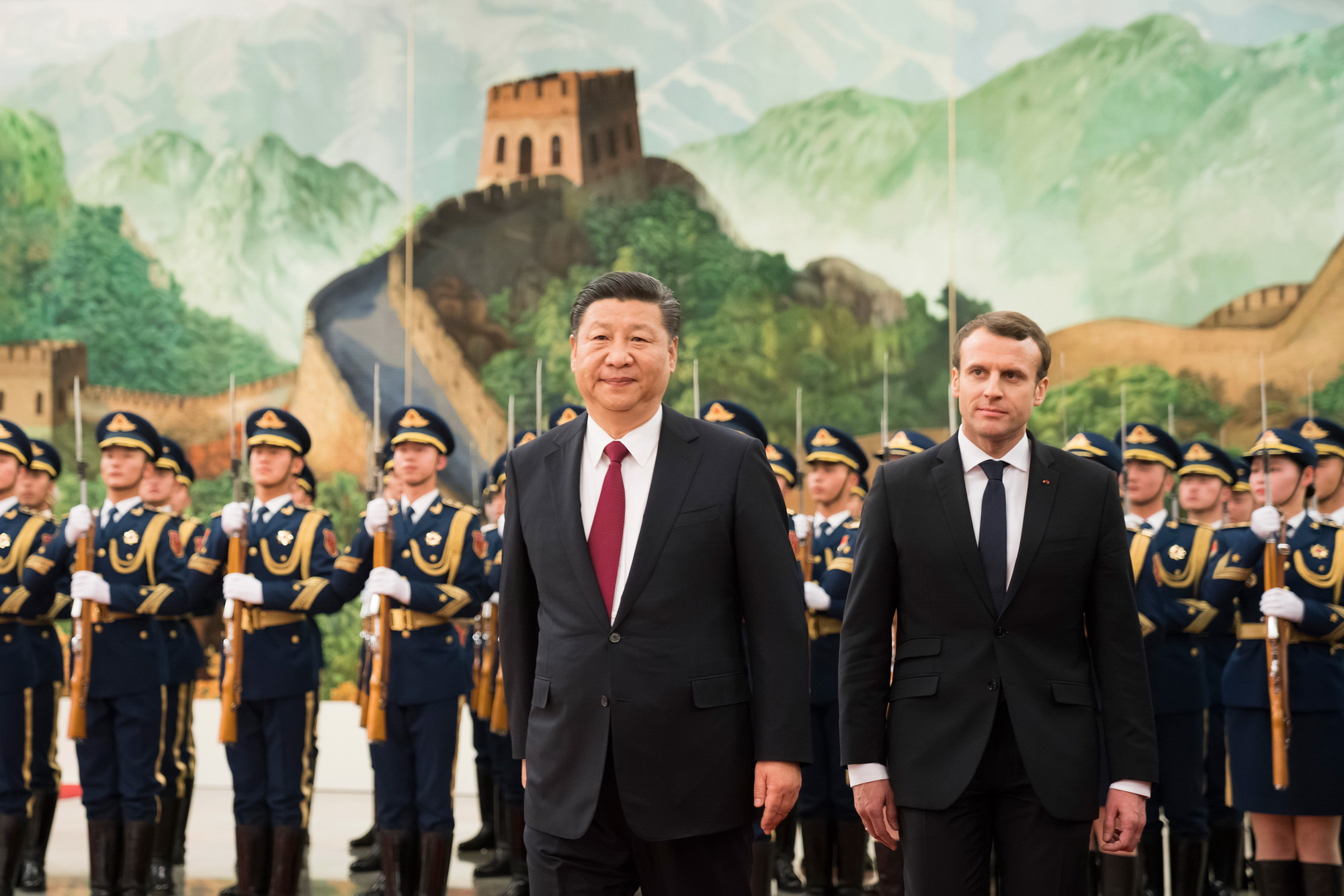 Chủ tịch Trung Quốc Tập Cận Bình và Tổng thống Pháp Emmanuel Macron duyệt đội danh dự tại Bắc Kinh, Trung Quốc tháng 1/2018. (Nguồn: Getty Images)