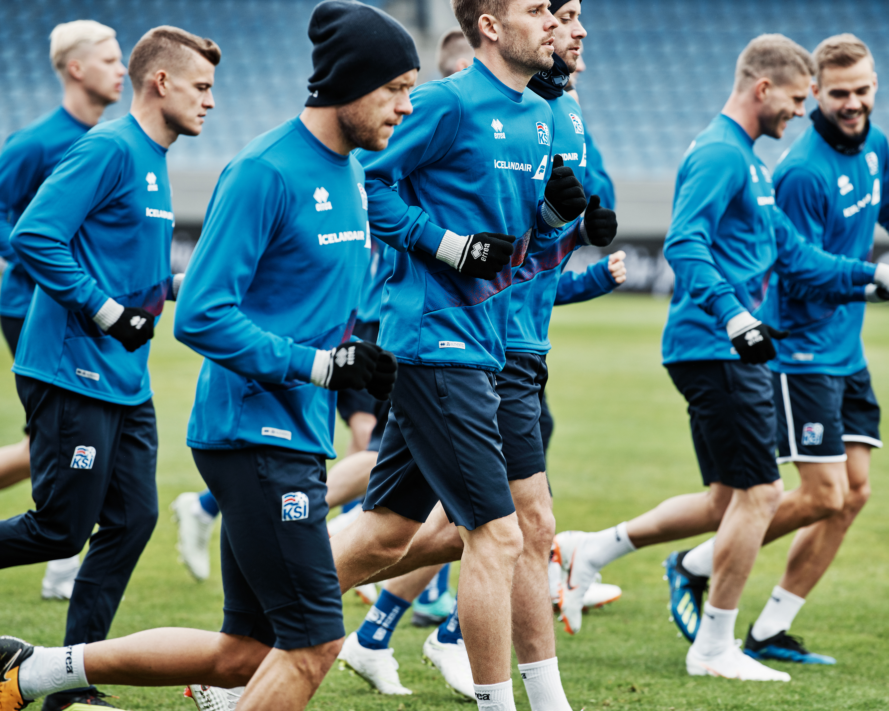 Những cầu thủ đến từ Iceland, quốc gia nhỏ nhất đủ điều kiện tham dự World Cup, khởi động trước trận đấu với Na Uy. (Nguồn: Time)