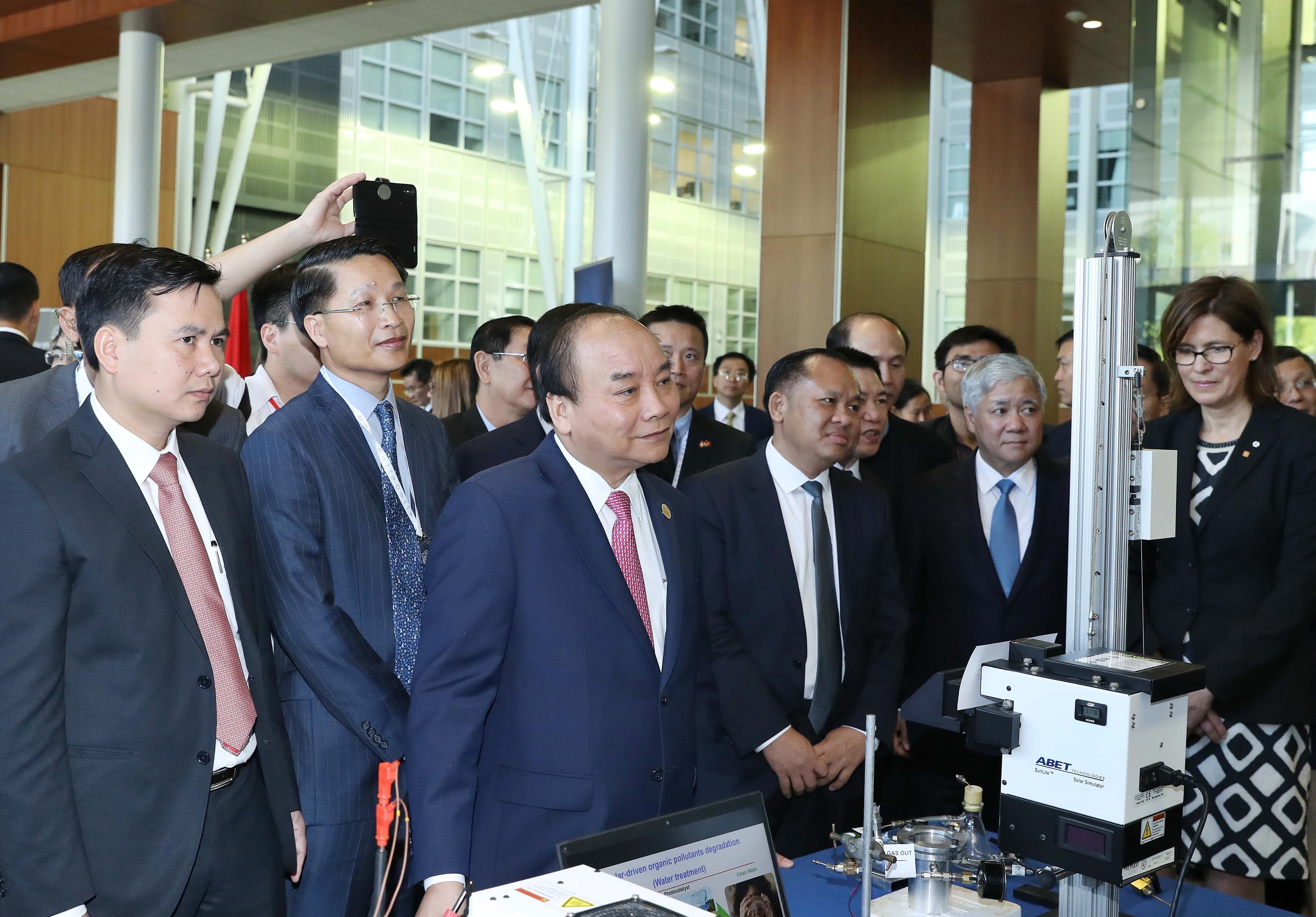 越南政府总理阮春福一行出席题为‘未来的智能技术‘的智能技术展示活动。越通社记者 统一 摄