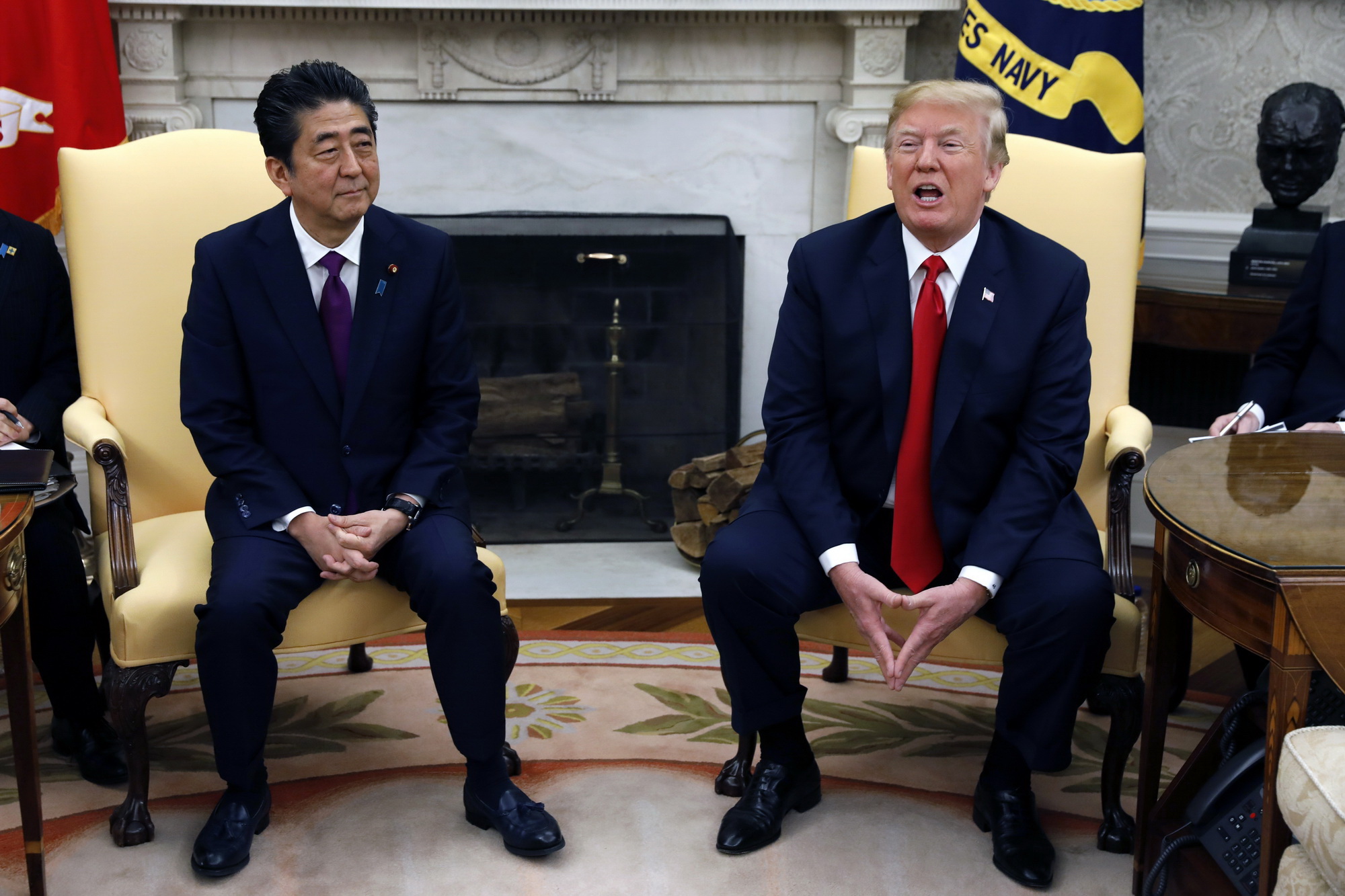 Tổng thống Mỹ Donald Trump (phải) trong cuộc gặp Thủ tướng Nhật Bản Shinzo Abe (trái) tại Nhà Trắng ngày 7/6. (Nguồn: EPA/TTXVN)
