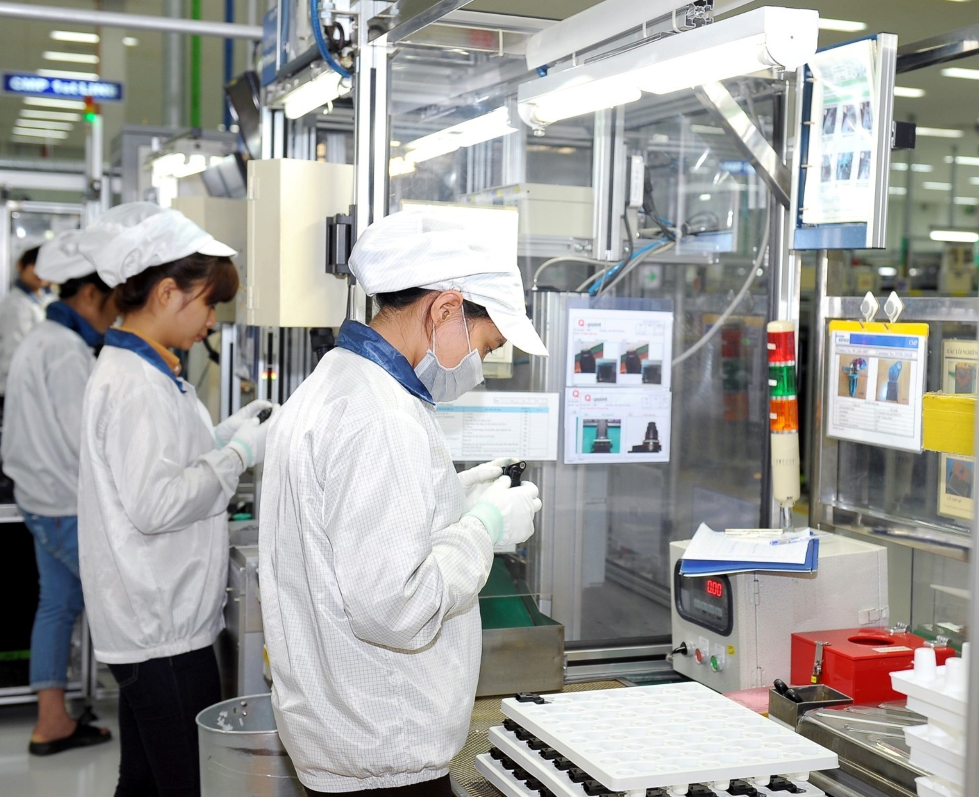 Sản xuất linh kiện điện tử cho xe ô tô Huyndai tại Công ty KEFICO với 100% vốn đầu tư của Hàn Quốc - Khu công nghiệp Đại An. (Ảnh: Mạnh Tú/TTXVN)