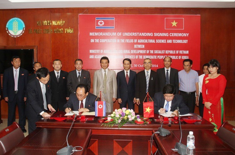 El acto de la firma de memorando de entendimiento en el sector de ciencia técnica agrícola entre el Ministerio de Agricultura y Desarrollo Rural de Vietnam y el Instituto de Ciencia Agrícola de Corea del Norte el 30 de noviembre de 2014 en Hanoi (Foto: Dinh Hue/VNA)