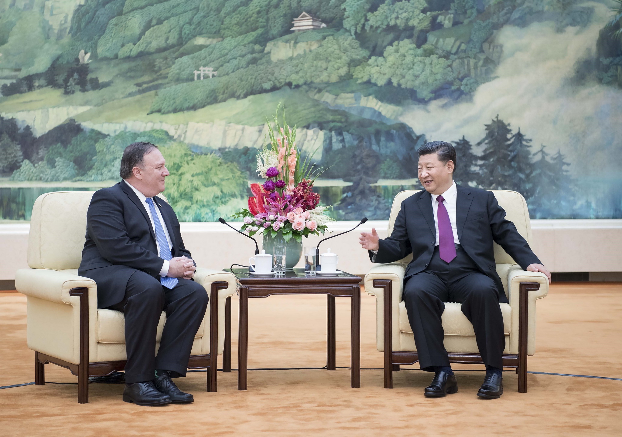 Trong cuộc gặp Ngoại trưởng Mỹ Mike Pompeo, Chủ tịch Trung Quốc Tập Cận Bình (phải) nhận định Washington và Bắc Kinh nên tận dụng các cơ chế song phương trong bối cảnh căng thẳng thương mại đang leo thang giữa hai nền kinh tế lớn nhất thế giới này. (Nguồn: THX/TTXVN)