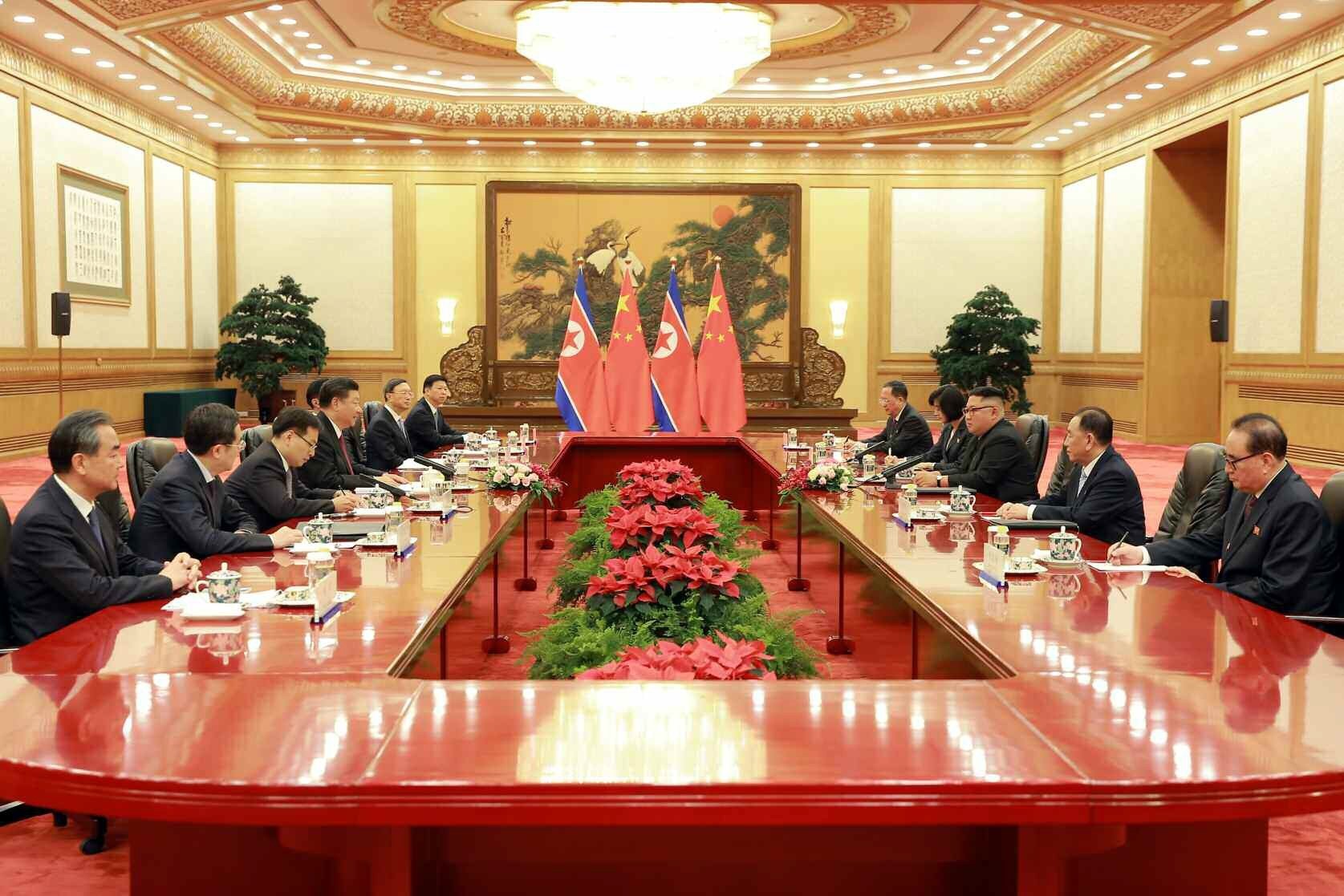 Ngày 20/6, Hãng Thông tấn Trung ương Triều Tiên (KCNA) xác nhận nhà lãnh đạo Triều Tiên Kim Jong-un thăm Trung Quốc đã có cuộc hội đàm với Chủ tịch Trung Quốc Tập Cận Bình, thảo luận về các nỗ lực chung đối với việc phi hạt nhân hóa Bán đảo Triều Tiên. (Nguồn:TTXVN)