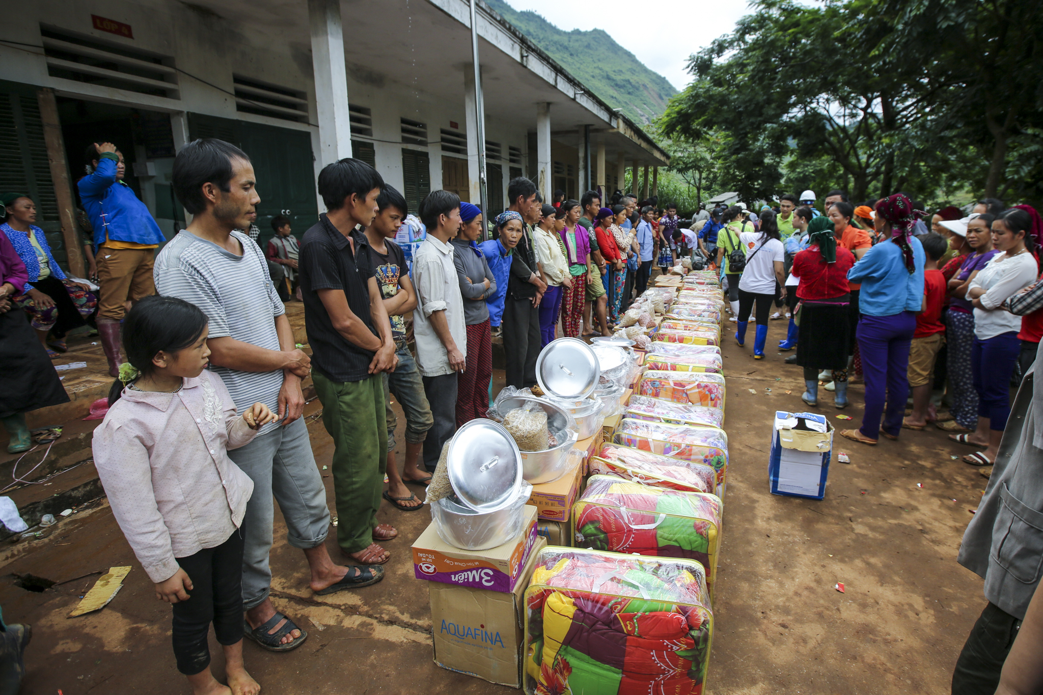 Tại điểm trường Tùng Nùn cách đó không xa, hàng chục đoàn thiện nguyện đã về đây để hỗ trợ cho các đồng bào bị thiệt hại sau đợt lũ lụt.  (Ảnh: Minh Sơn/Vietnam+)