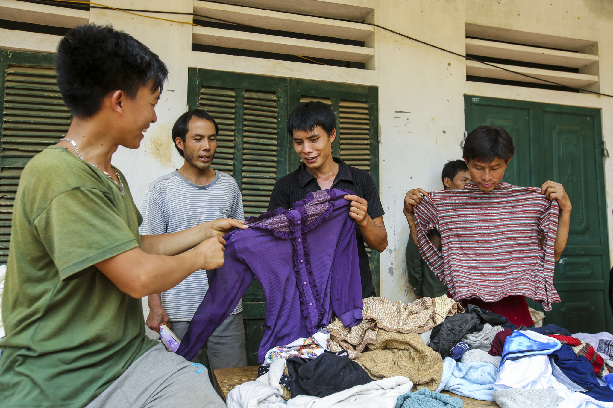 Toàn bộ quần áo, thuốc men, lương thực thực phẩm từ cả nước đã được chuyển đến tận tay những hộ gia đình bị thiệt hại sau đợt mưa lũ. (Ảnh: Minh Sơn/Vietnam+)