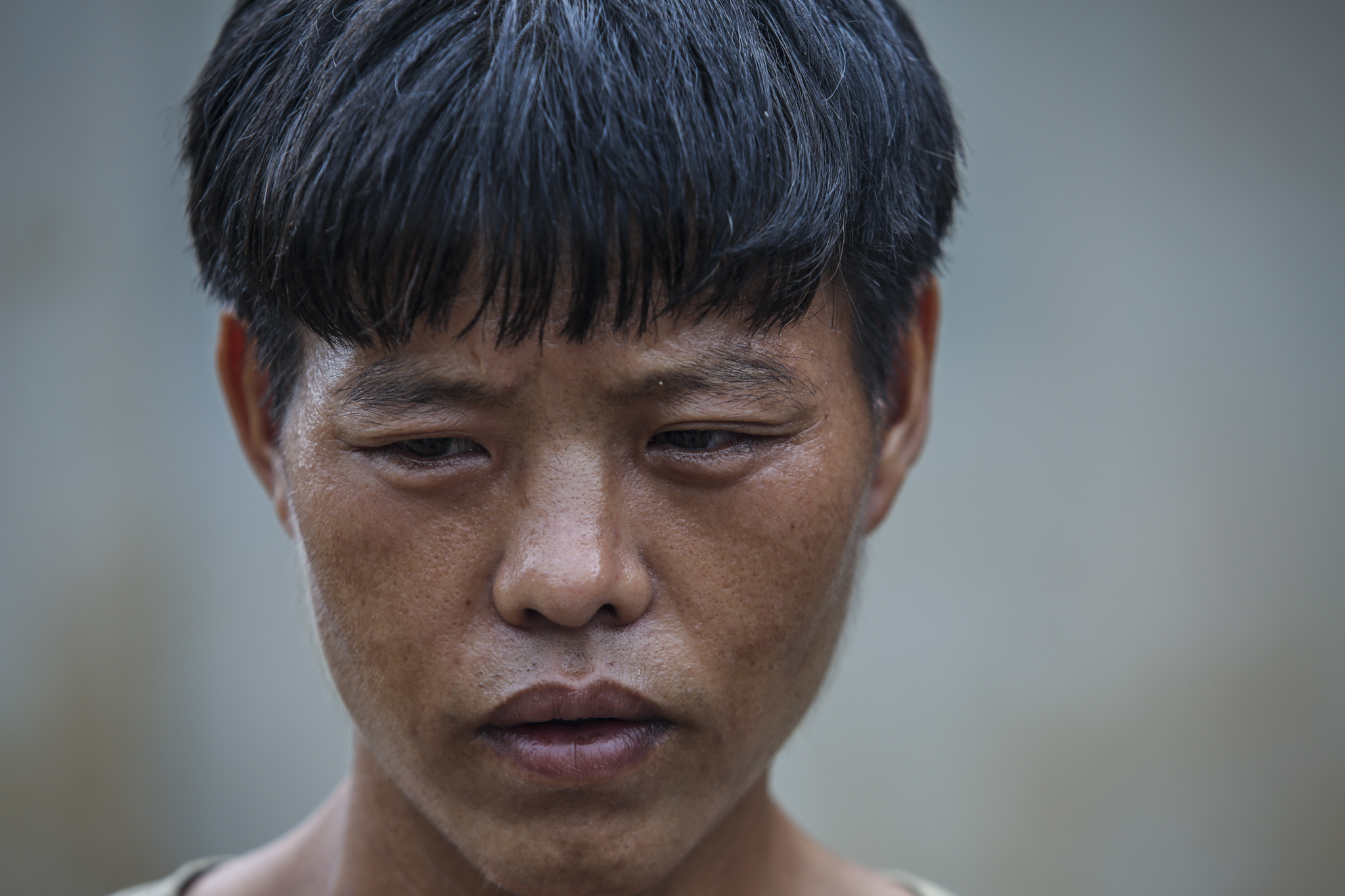 Lò Chính Cồ, một người dân thôn Tùng Nùn vẫn chưa hết bàng hoàng vì đã mất đi người vợ và đứa con gái còn nhỏ dại. (Ảnh: Minh Sơn/Vietnam+)