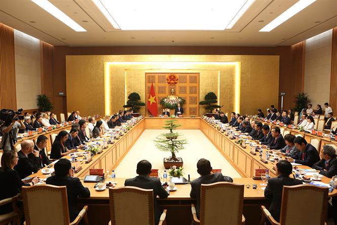 Le Premier  ministre Nguyen Xuan Phuc rencontre des experts, scientifiques et représentants participants au Sommet et de l’Exposition internationale de l’industrie 4.0 - 2018  . Photo: VNA