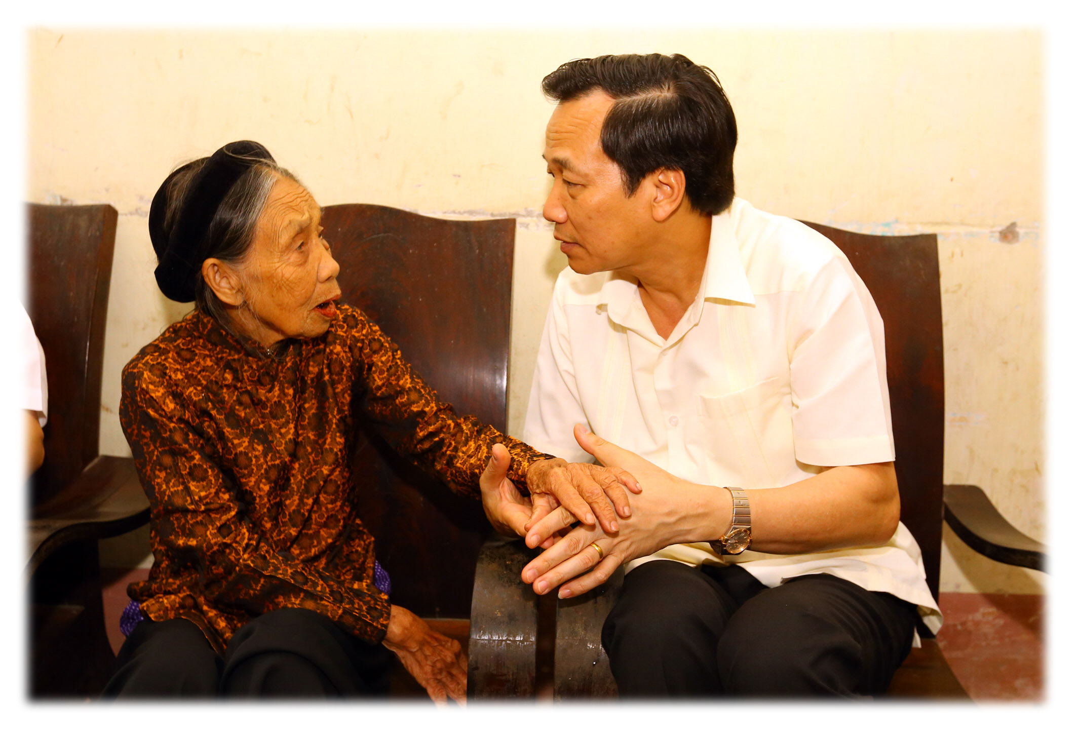 Bộ trưởng Bộ Lao động-Thương binh và Xã hội Đào Ngọc Dung thăm hỏi, tặng quà Mẹ Việt Nam Anh hùng Nguyễn Thị Mỹ ở Phú Thọ. (Ảnh: Anh Tuấn/TTXVN)