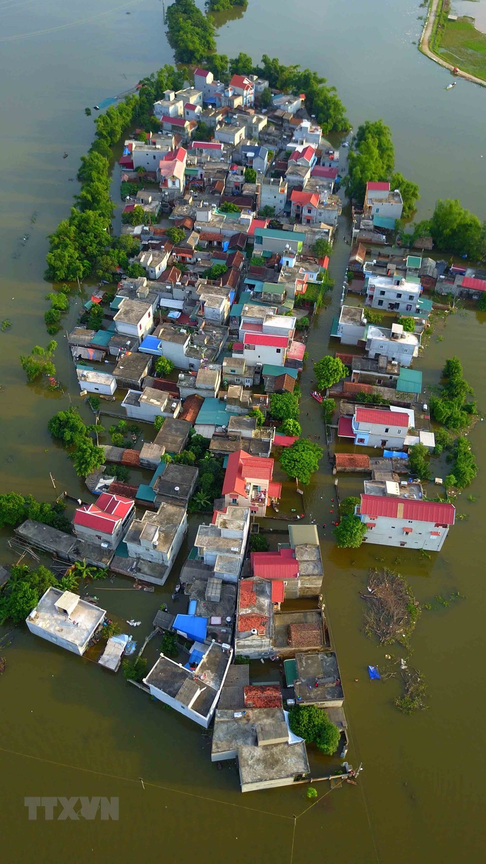 Floodwaters completely isolate Ben Voi village in Can Huu commune, Hanoi (Source: VNA)