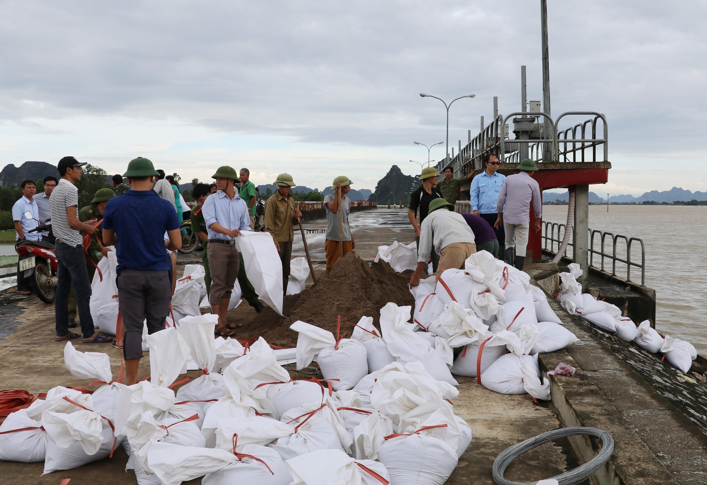 People use sandbags to reinforce dykes in the northern province of Ninh Binh (Source: VNA)