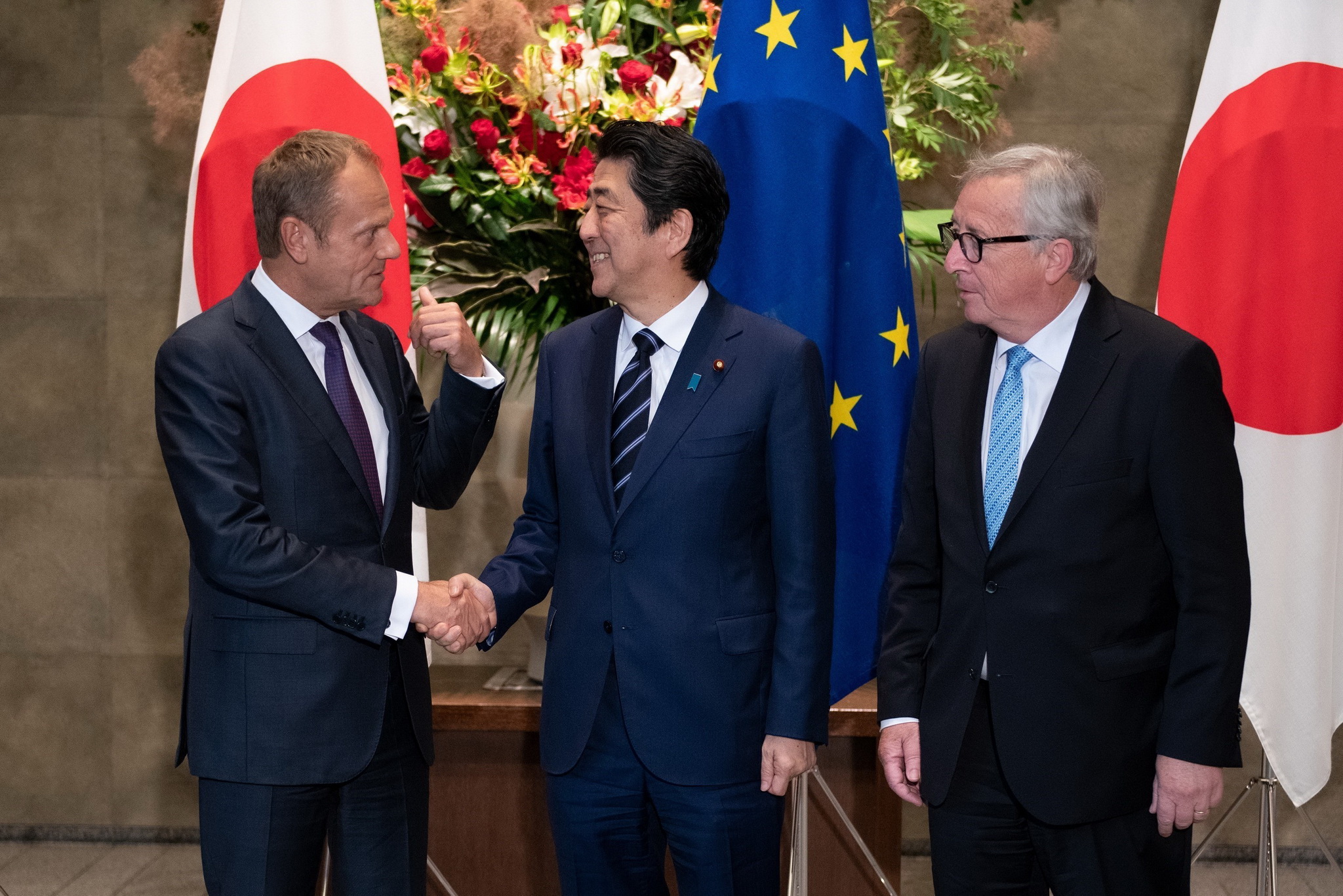 Thủ tướng Nhật Bản Shinzo Abe (giữa), Chủ tịch Ủy ban châu Âu (EC) Jean-Claude Juncker (phải) và Chủ tịch Hội đồng châu Âu Donald Tusk (trái) tại cuộc gặp ở thủ đô Tokyo ngày 17/7. (Ảnh: AFP/TTXVN)