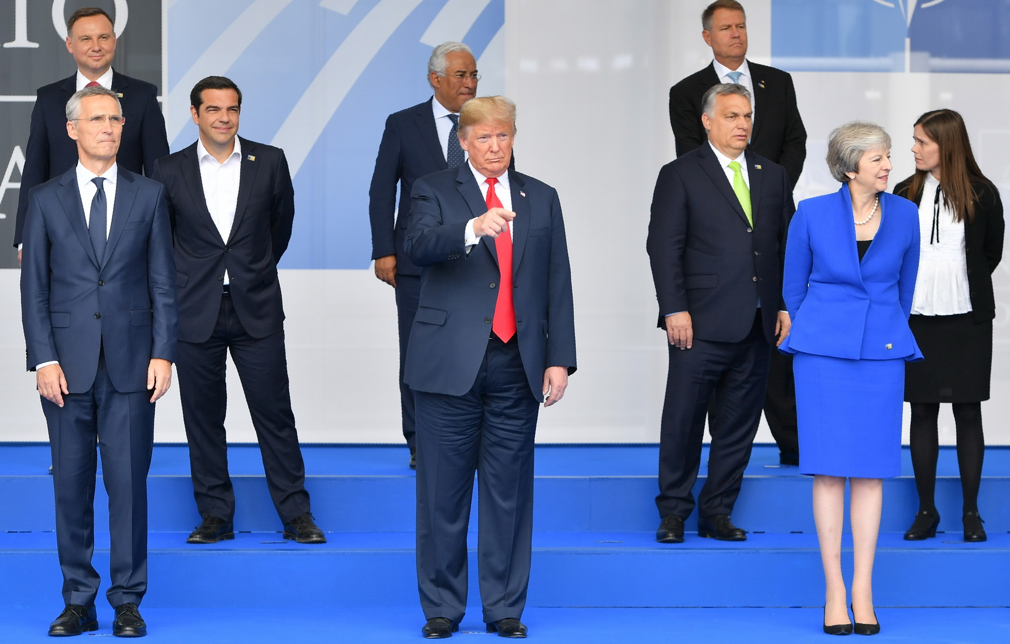 Tổng thư ký NATO Jens Stoltenberg, Tổng thống Mỹ Donald Trump, Thủ tướng Anh Theresa May cùng lãnh đạo các nước thành viên NATO chụp ảnh chung tại hội nghị thượng đỉnh NATO ngày 11/7. (Nguồn: AFP/TTXVN)