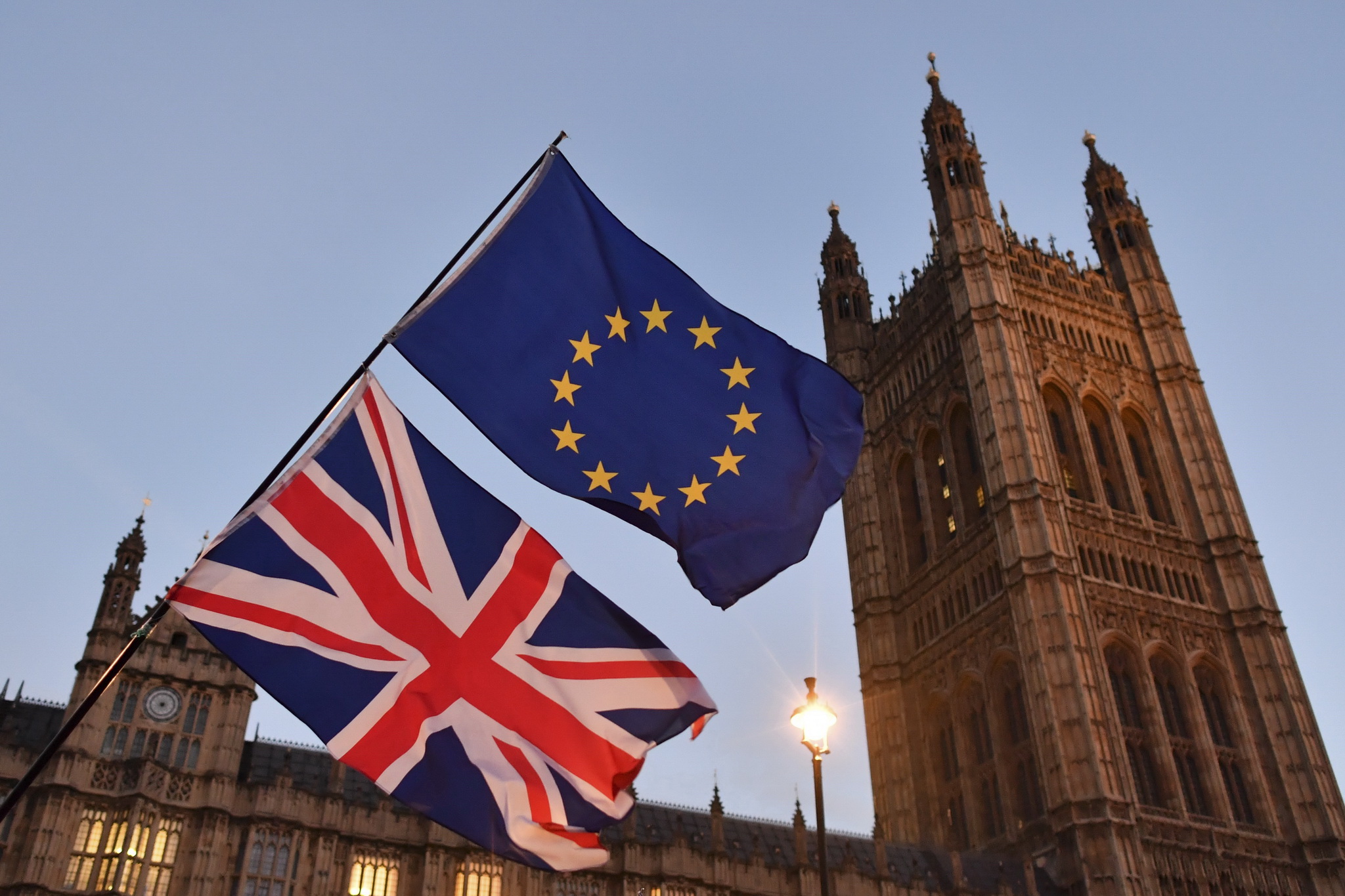 Cờ Anh (phía dưới) và cờ EU (phía trên) tại London. (Ảnh: AFP/TTXVN)