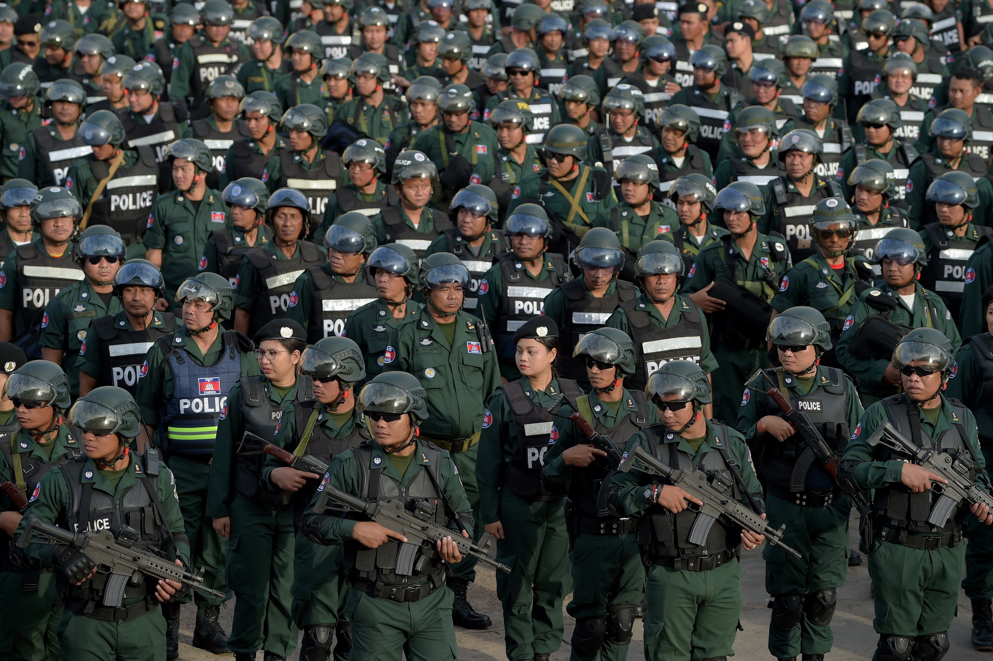 Các lực lượng vũ trang Campuchia tham gia cuộc tổng duyệt an ninh tại Sân vận động Olympic ở thủ đô Phnom Penh  ngày 25/7 trước thềm bầu cử Quốc hội. (Ảnh: AFP/TTXVN)
