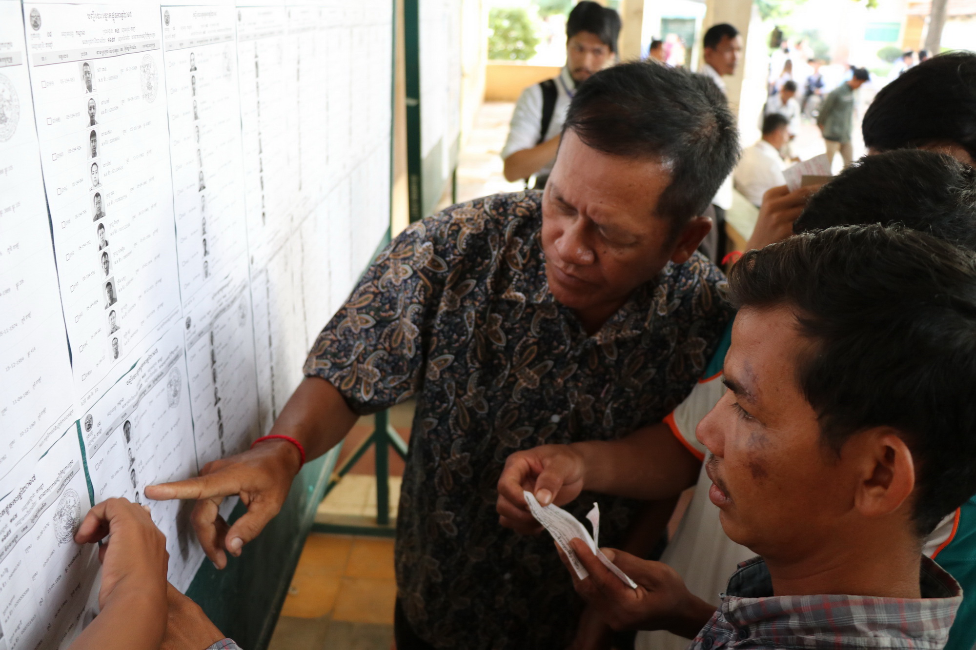 Cử tri tại một điểm bầu cử ở Kandal, Campuchia ngày 29/7. (Ảnh: THX/TTXVN)