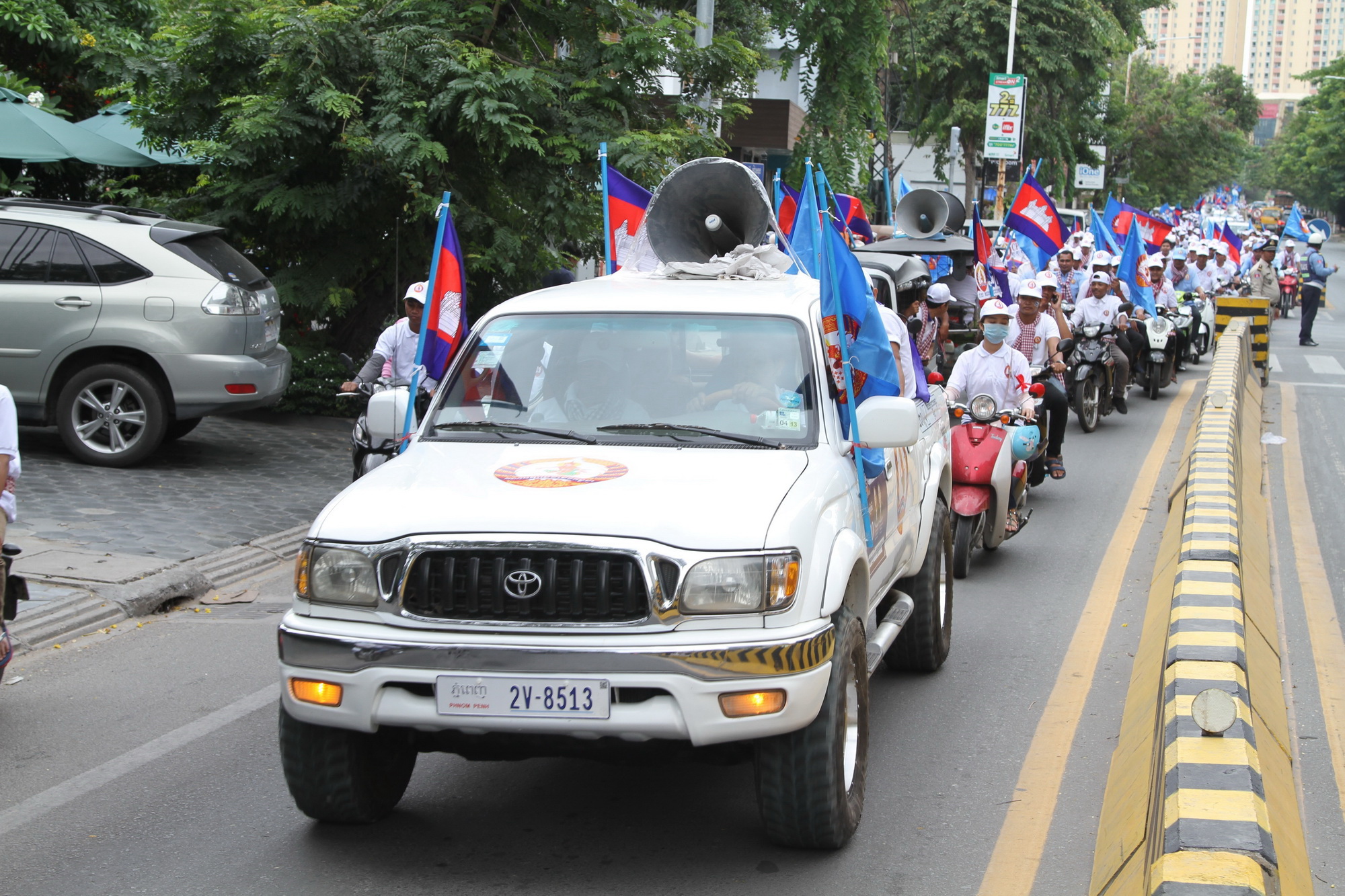 Quang cảnh đoàn tuần hành của đảng Nhân dân (CPP) cầm quyền tại thủ đô Phnom Penh. (Ảnh: TTXVN)