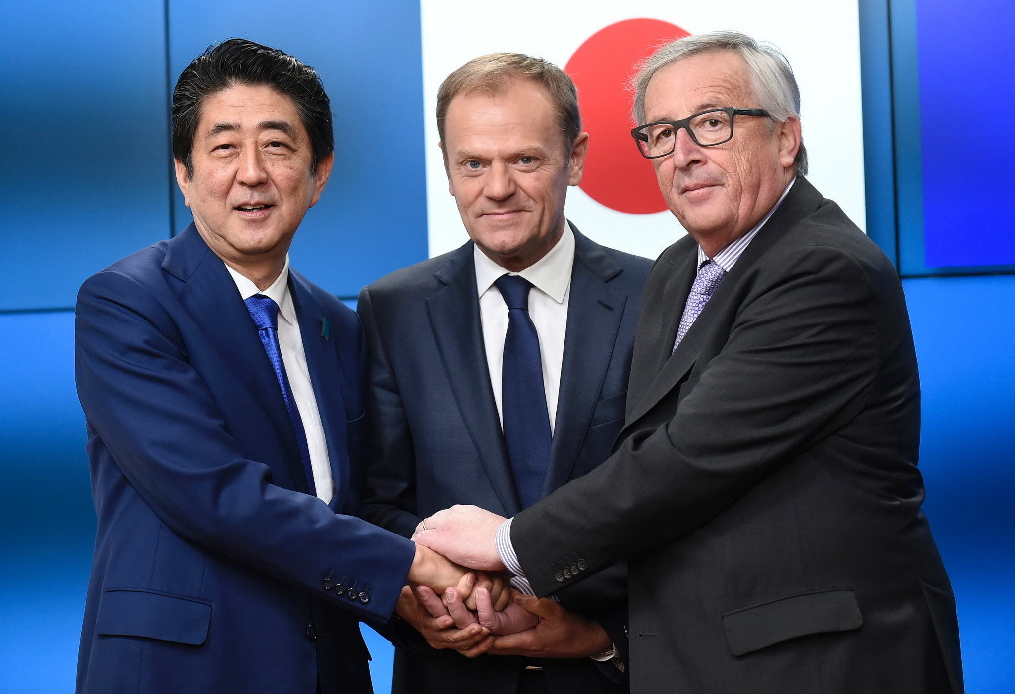 Thủ tướng Nhật Bản Shinzo Abe (trái), Chủ tịch Hội đồng châu Âu Donald Tusk (giữa) và Chủ tịch Ủy ban châu Âu (EC) Jean-Claude Juncker (phải) tại một cuộc đàm phán. (Nguồn: AFP/TTXVN)