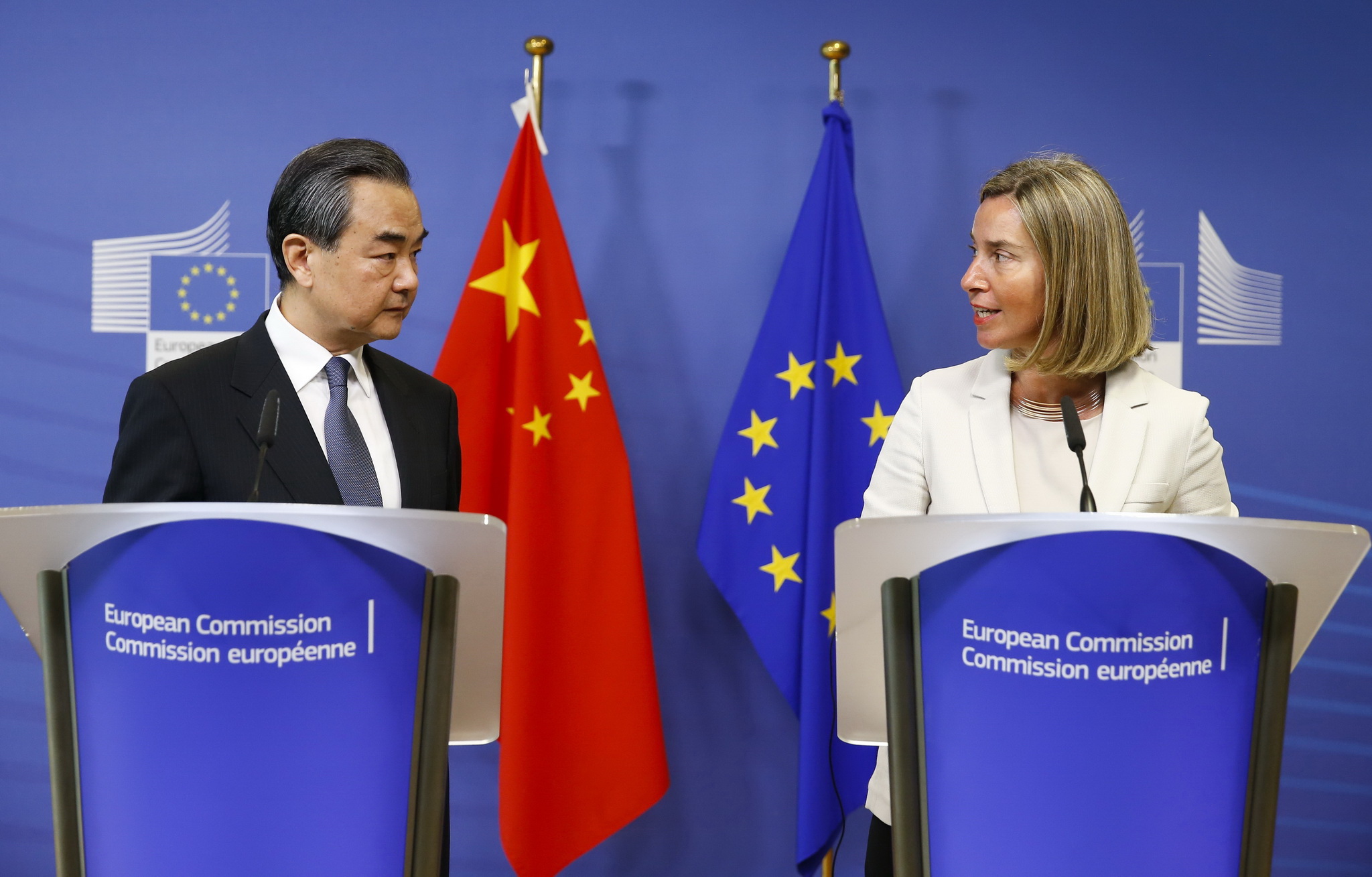 Đối thoại chiến lược cấp cao Trung Quốc-EU, diễn ra tại Brussels (Bỉ) hồi tháng 6/2018, do Ủy viên Quốc vụ Trung Quốc, Bộ trưởng Ngoại giao Vương Nghị (ảnh, trái) và Đại diện cấp cao của EU về đối ngoại Federica Mogherini (ảnh, phải) đồng chủ trì. (Nguồn: THX/TTXVN)