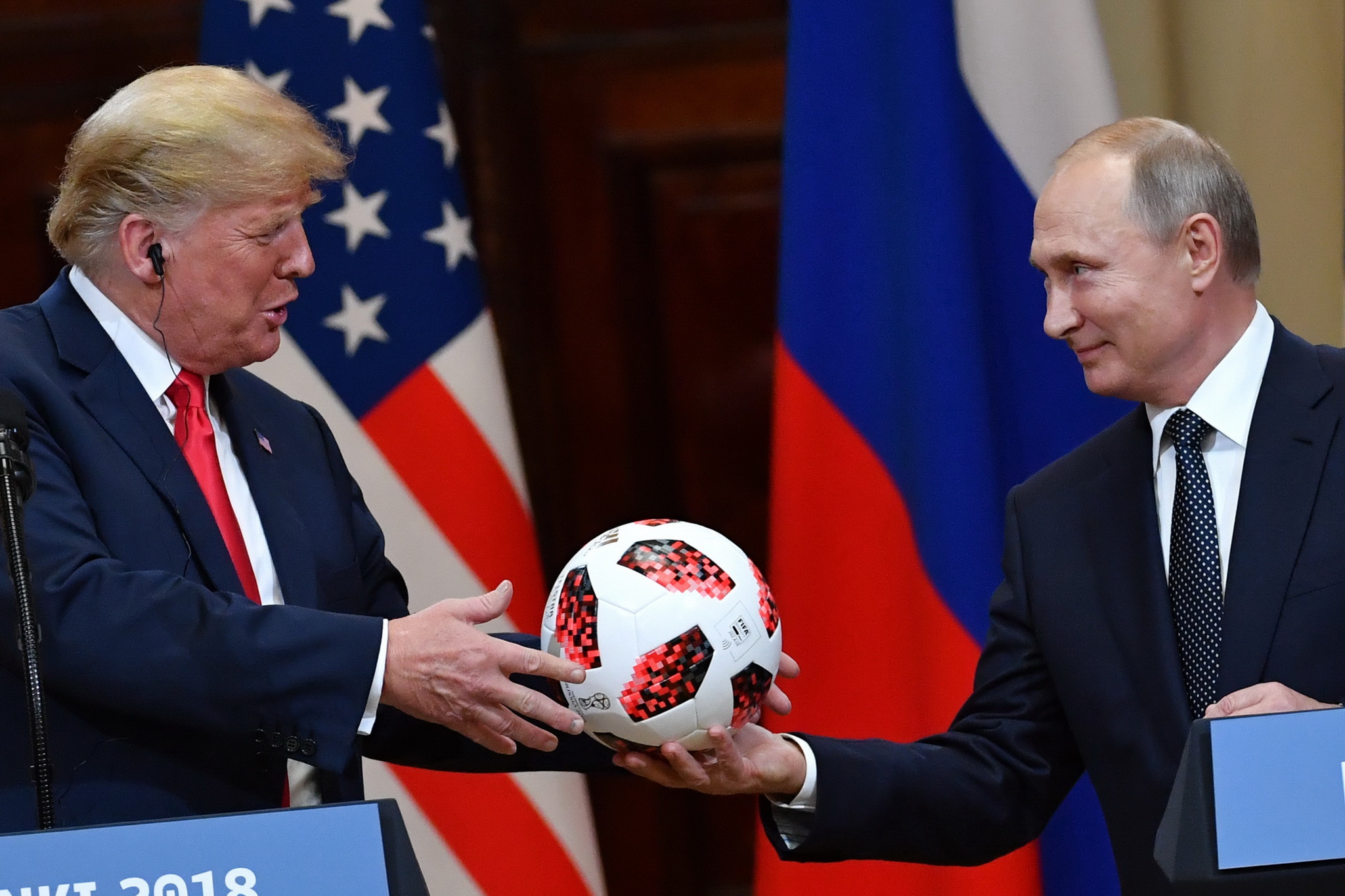 Tổng thống Mỹ Donald Trump (trái) nhận món quà ý nghĩa từ Tổng thống Nga Vladimir Putin trong cuộc họp báo chung kết thúc Hội nghị thượng đỉnh ở Helsinki, Phần Lan ngày 16/7. (Nguồn: AFP/TTXVN)